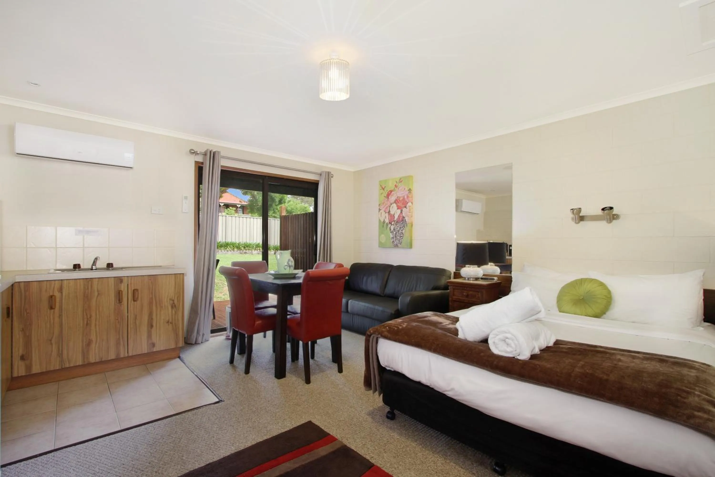 Coffee/tea facilities, Bed in Beechworth On Bridge Motel