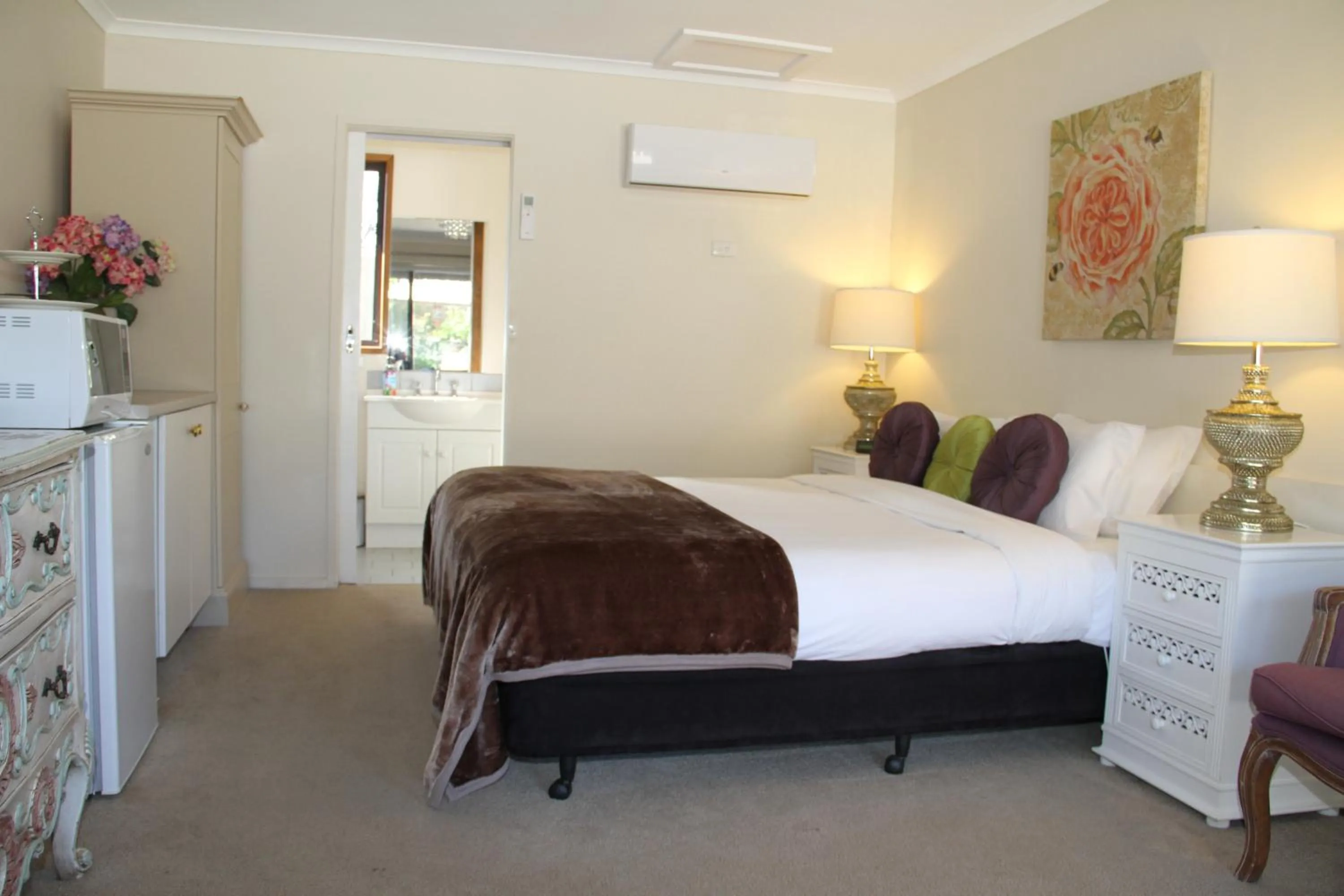Photo of the whole room, Bed in Beechworth On Bridge Motel