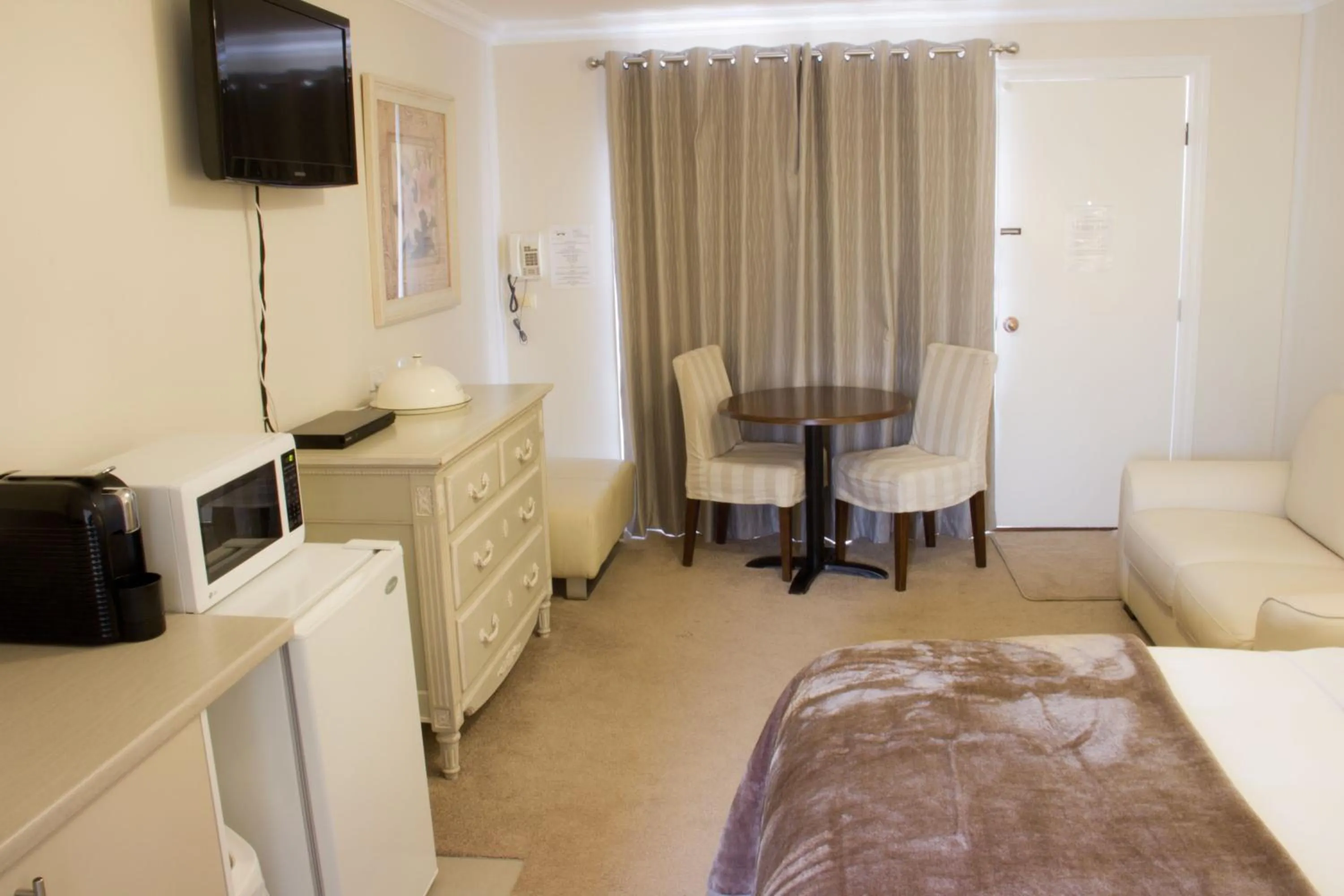 Toilet, Bed in Beechworth On Bridge Motel