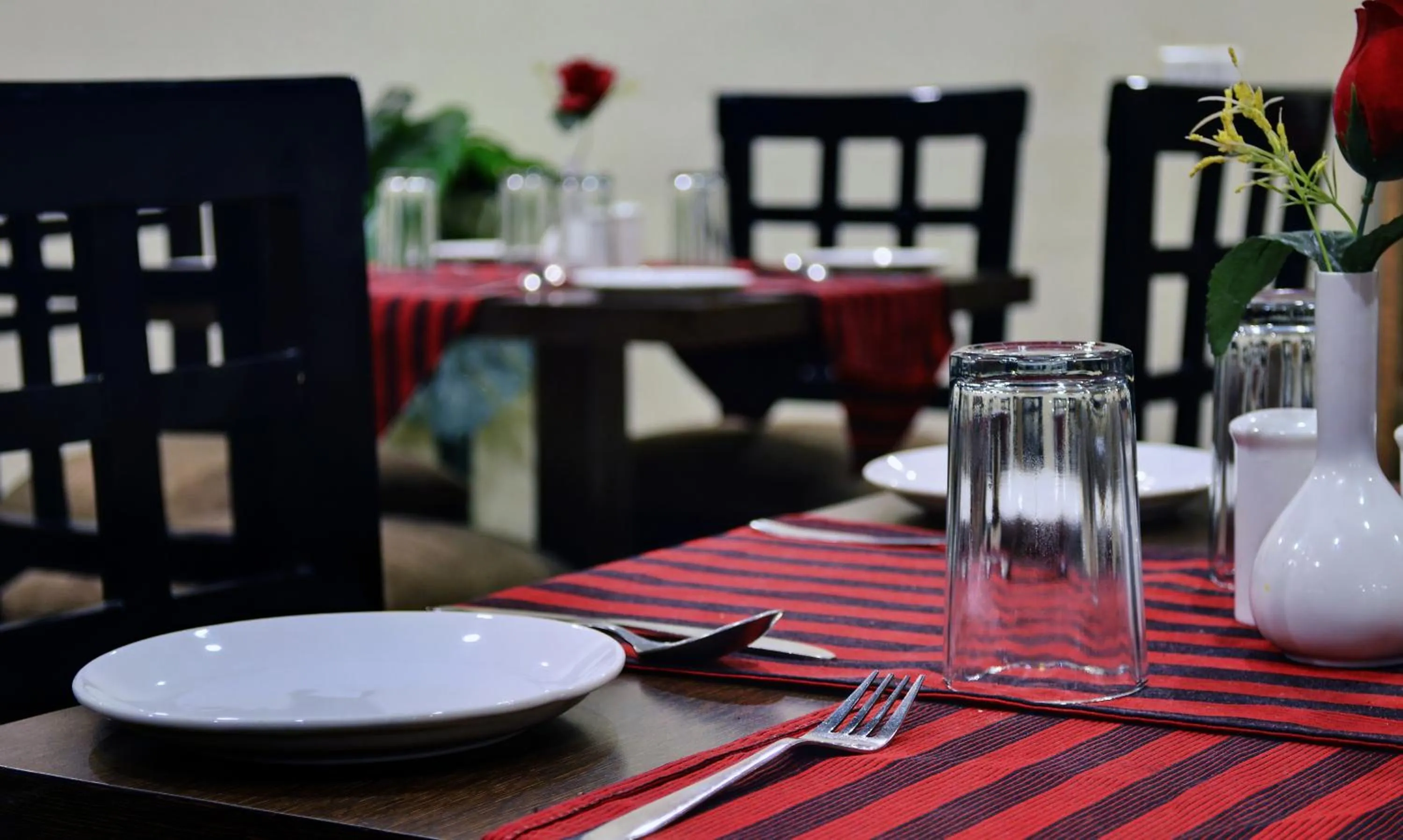 Restaurant/places to eat in Regal Hotel