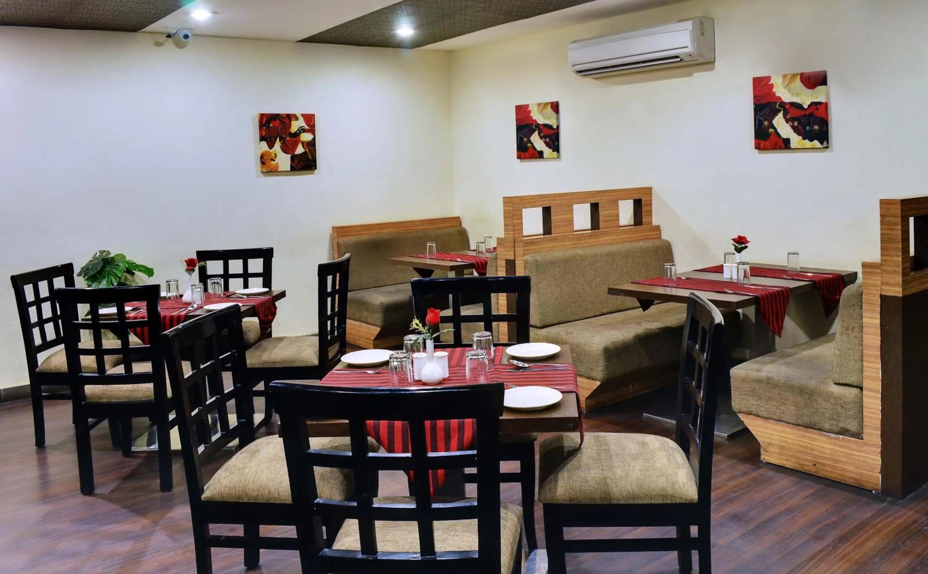 Restaurant/places to eat in Regal Hotel