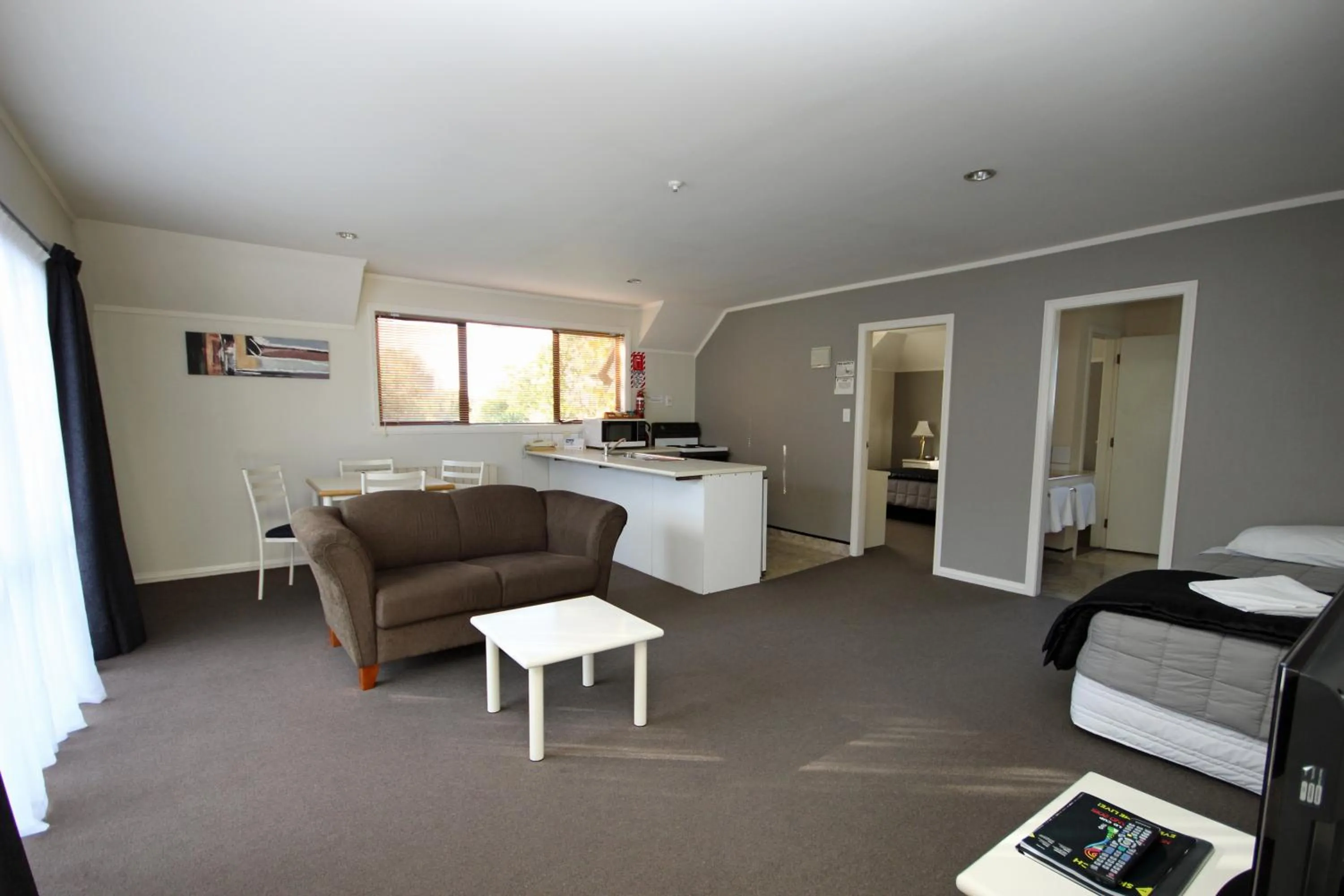 Bed in Champers Motor Inn