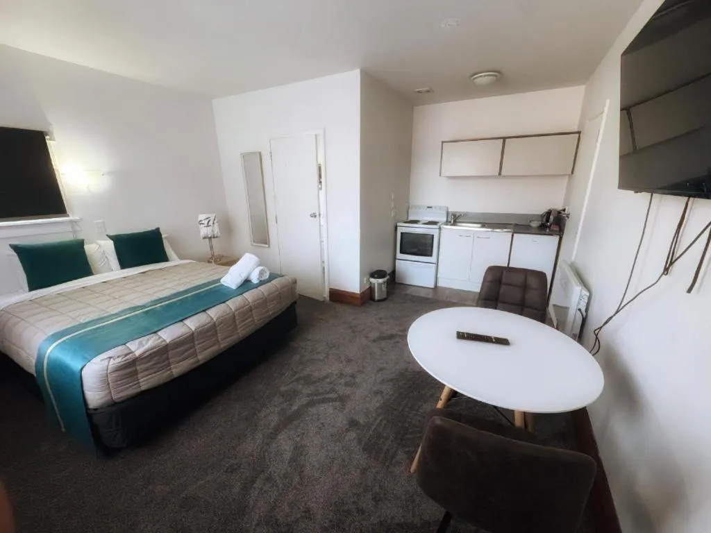 Bed in Champers Motor Inn