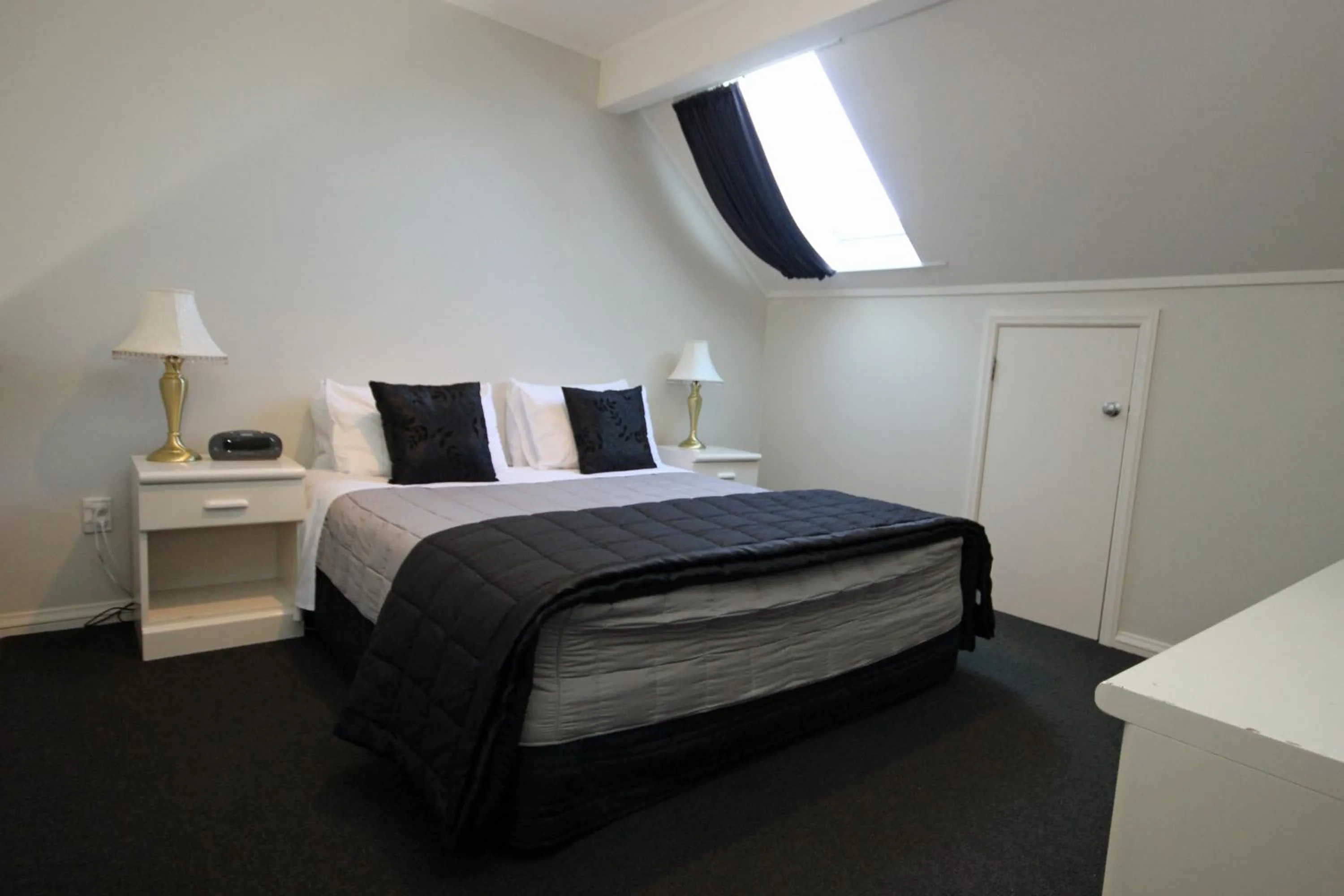 Bed in Champers Motor Inn