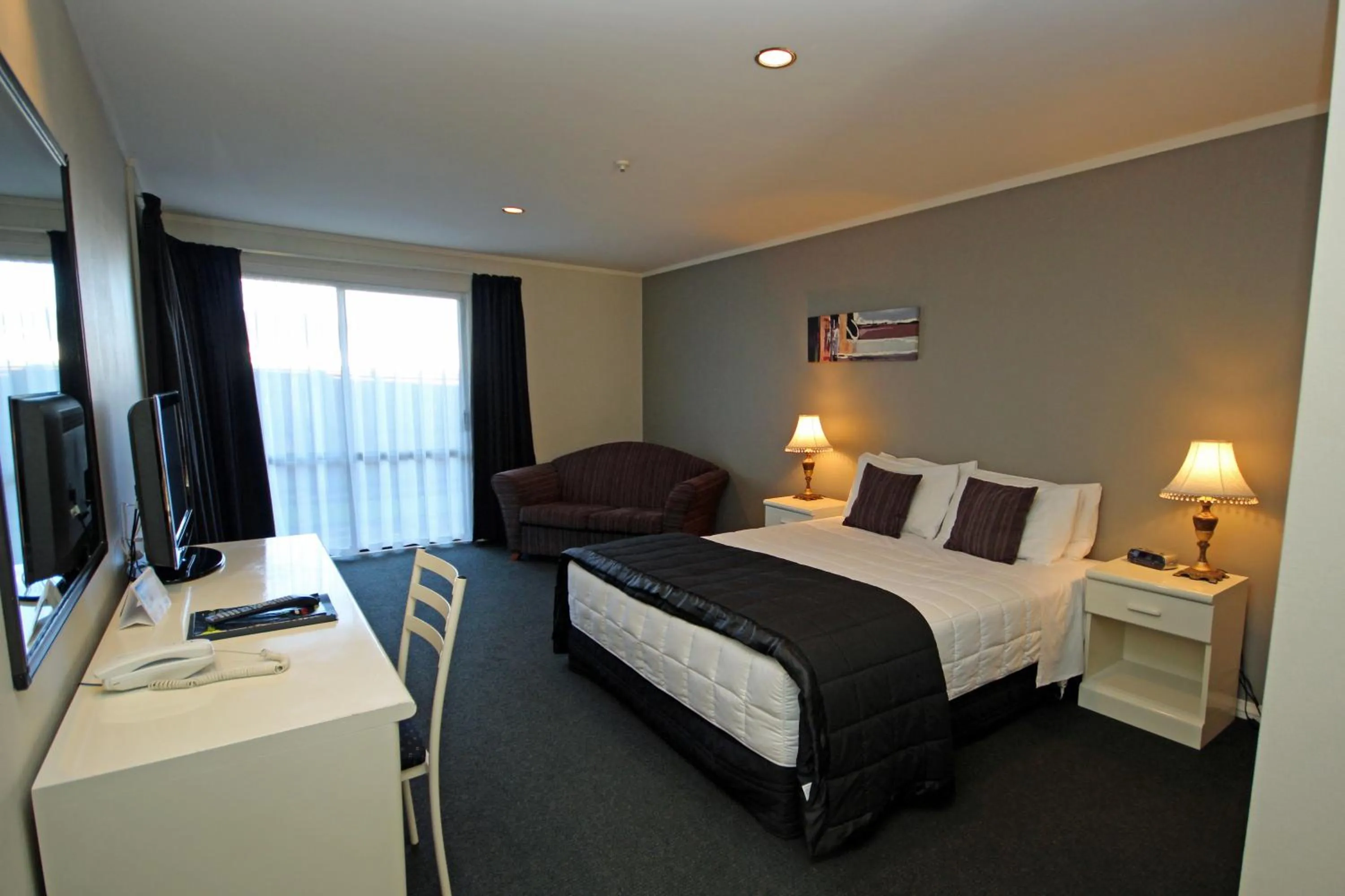 Bed in Champers Motor Inn