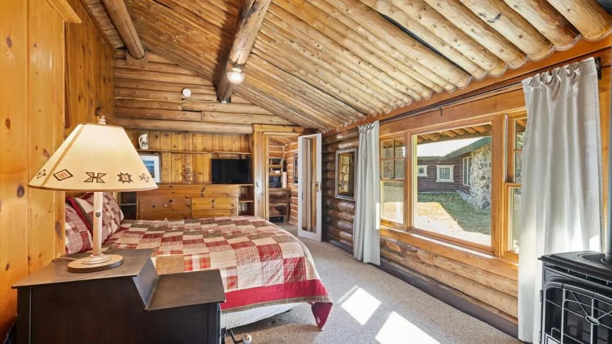 Bed in Rendezvous Lodge