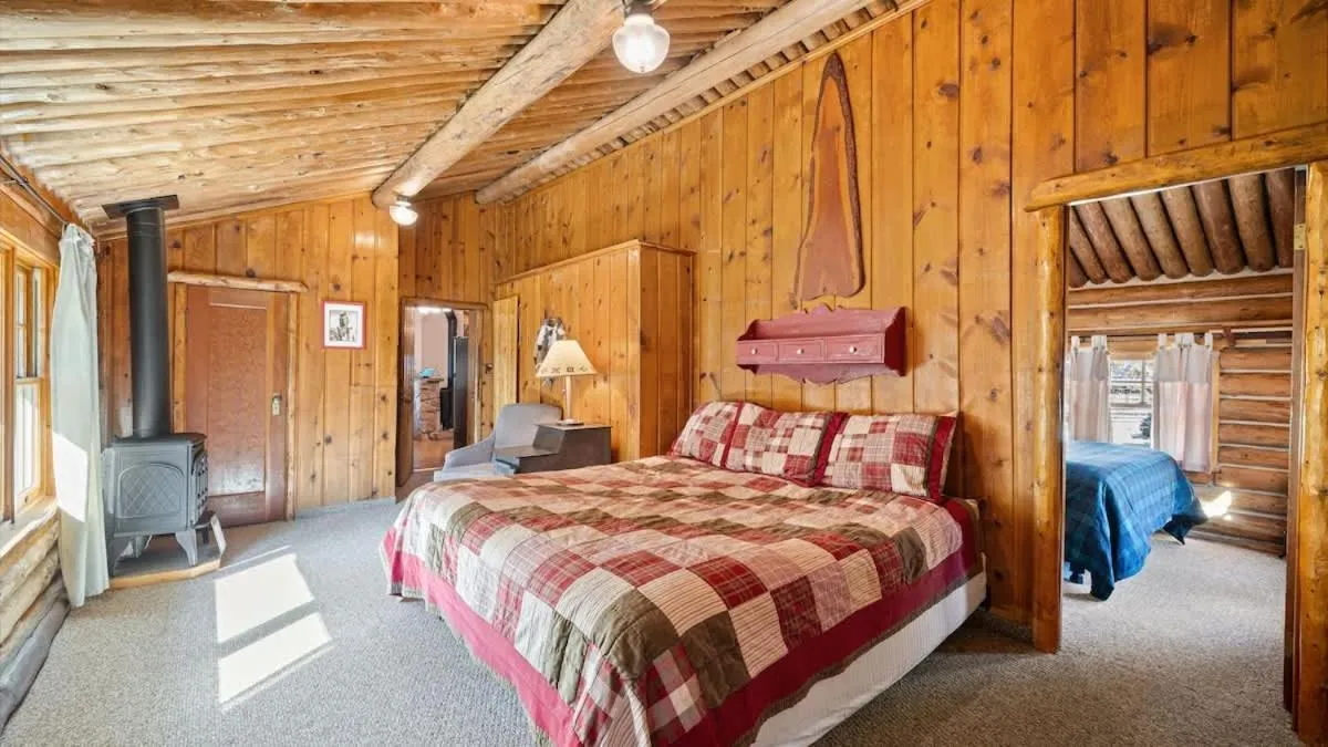 Bed in Rendezvous Lodge