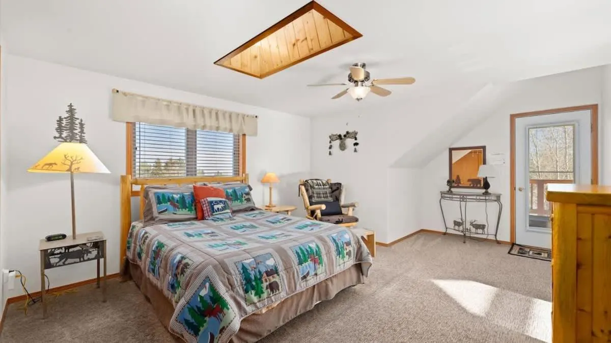 Bed in Mountain View Tee and Ski