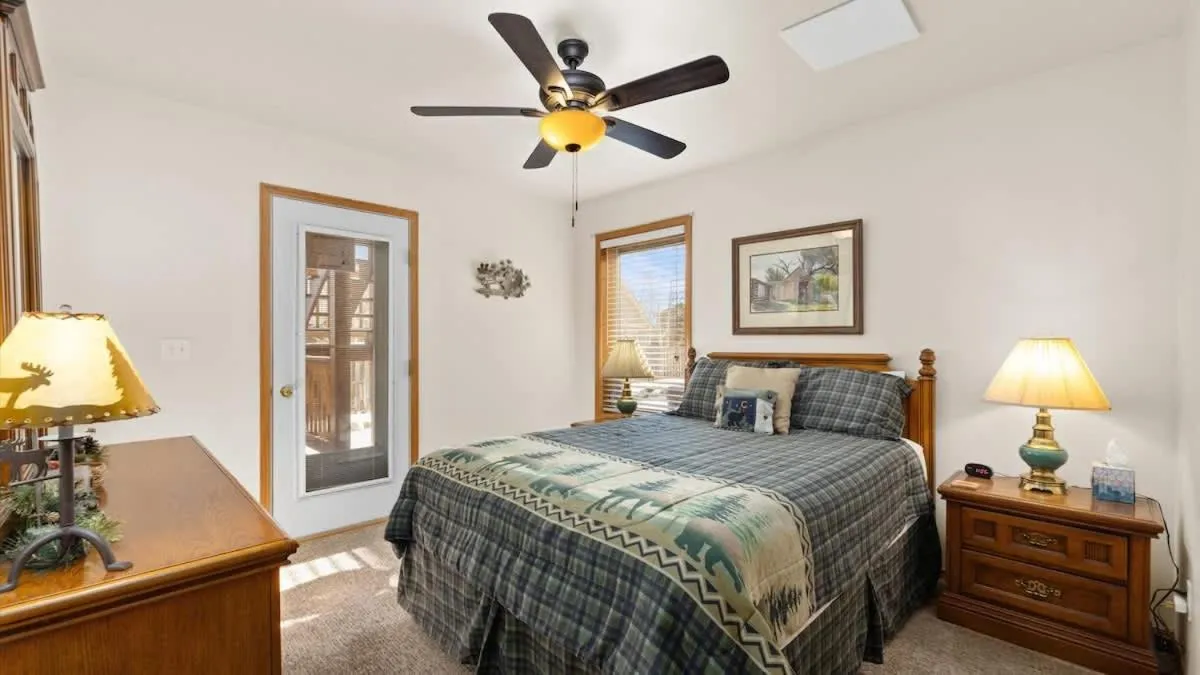 Bed in Mountain View Tee and Ski