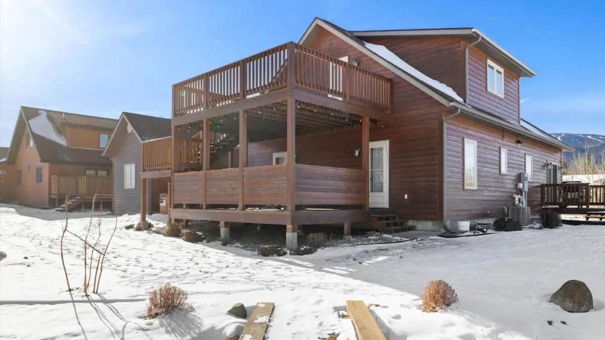 Mountain View Tee and Ski