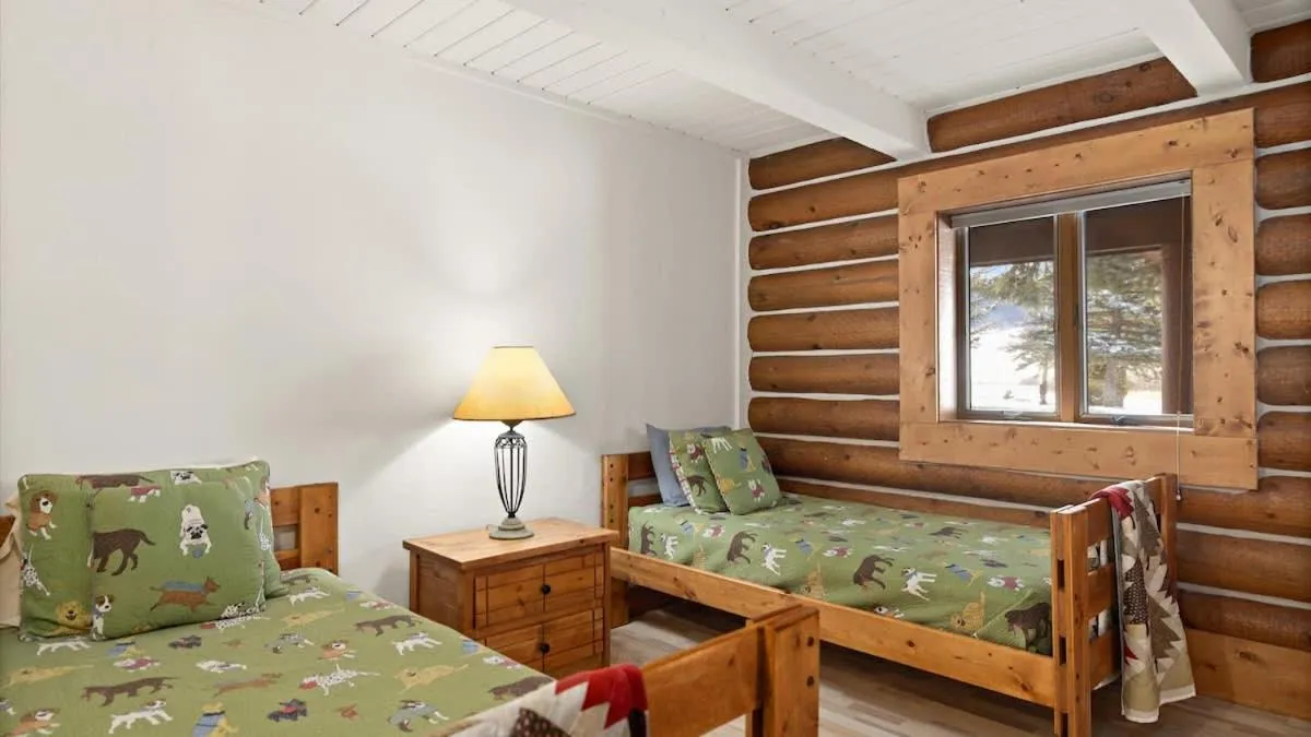 Bed in Grizzly Peak Cabin