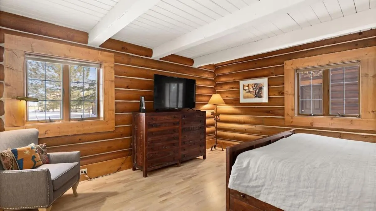 Bed in Grizzly Peak Cabin