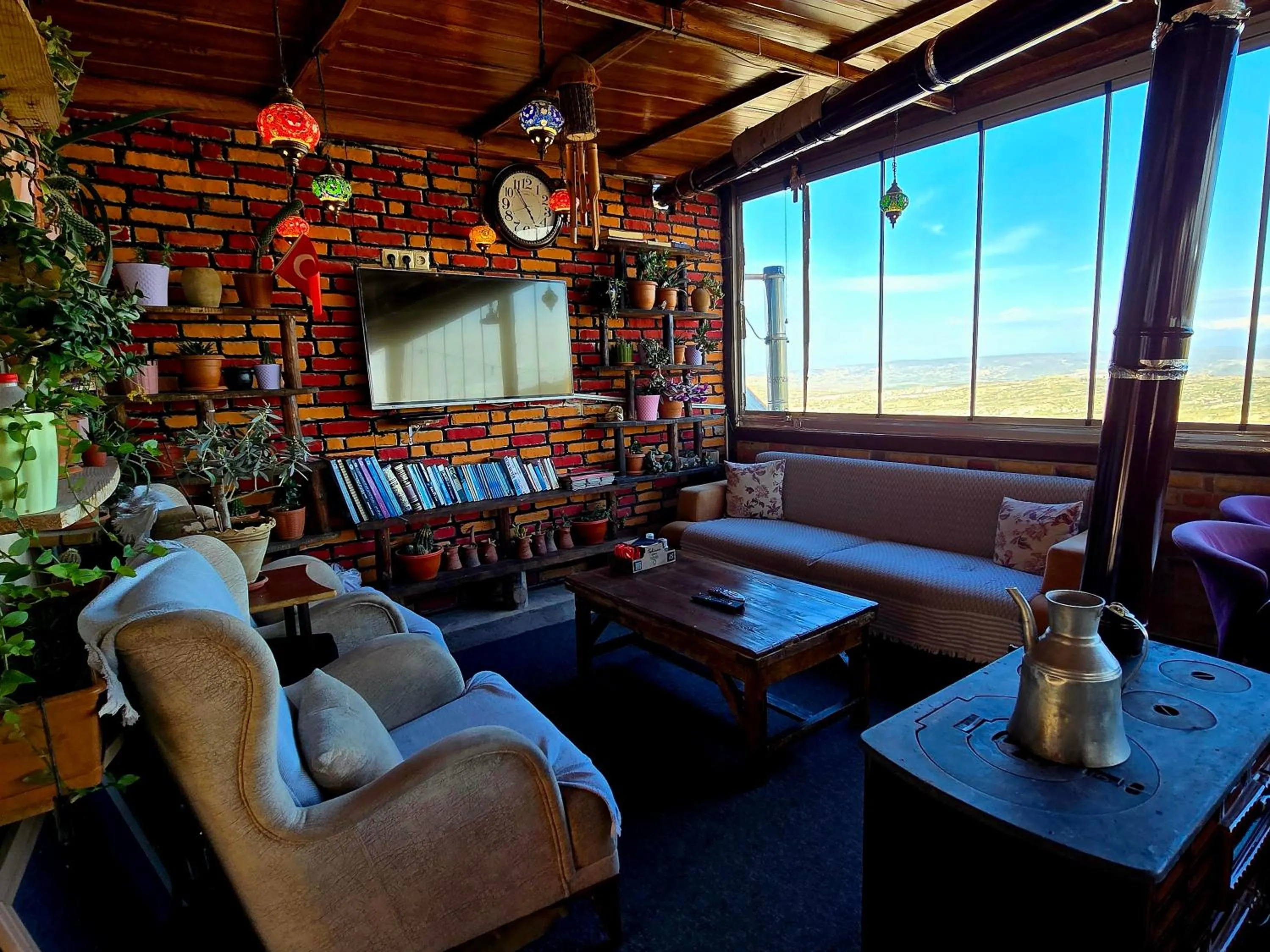 Communal lounge/ TV room in Uchisar Cave House