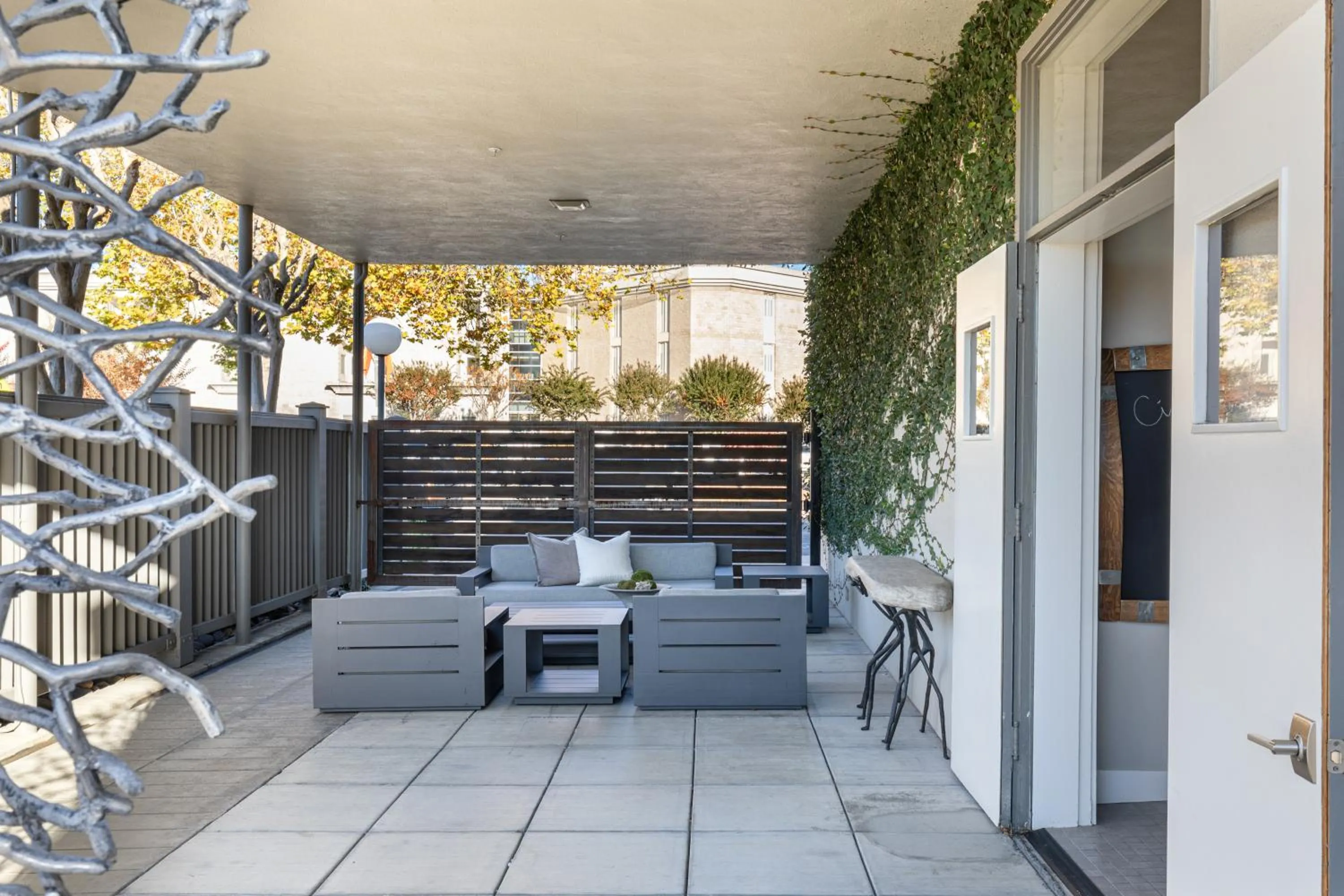 Inner courtyard view in R Inn Napa