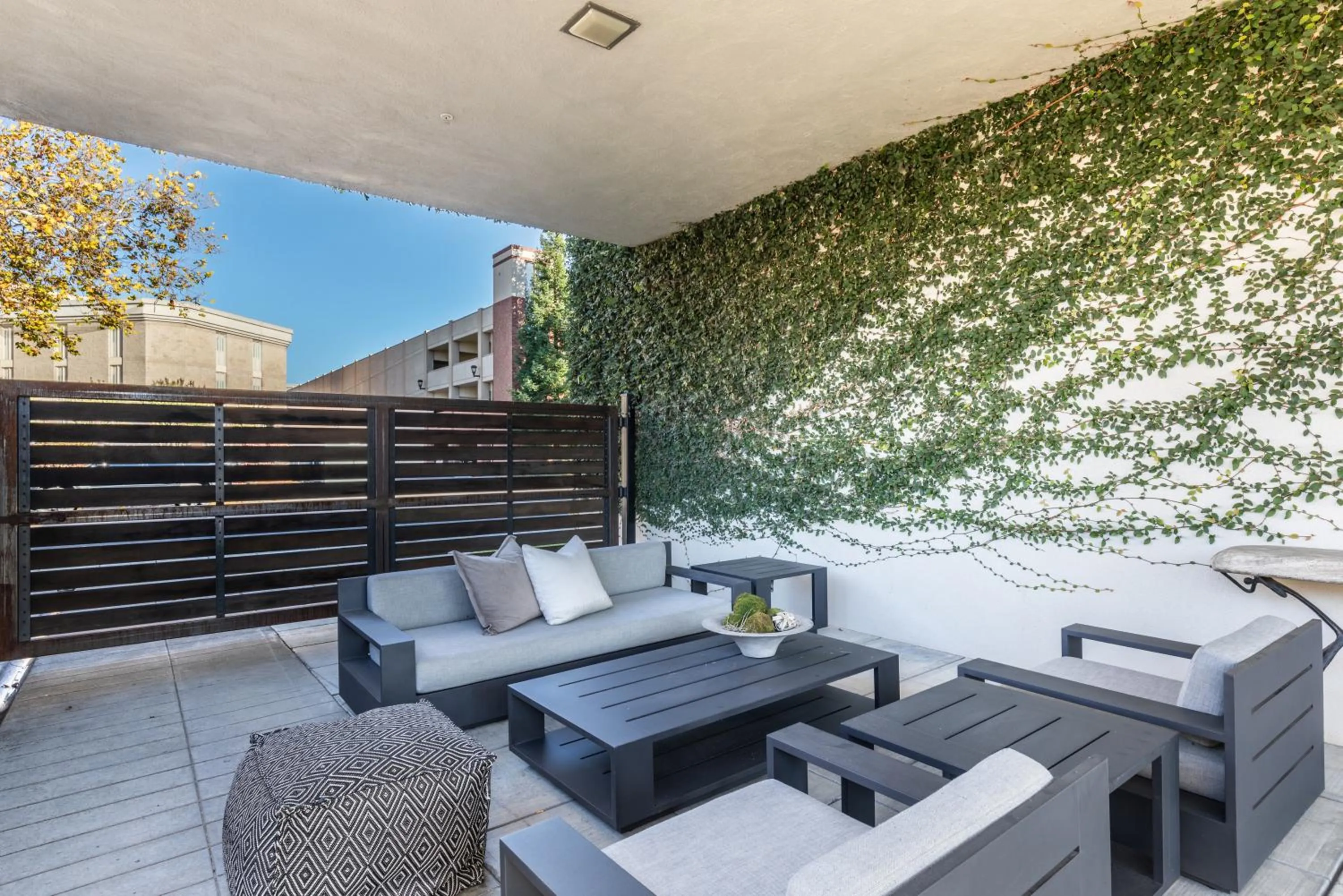 Inner courtyard view in R Inn Napa