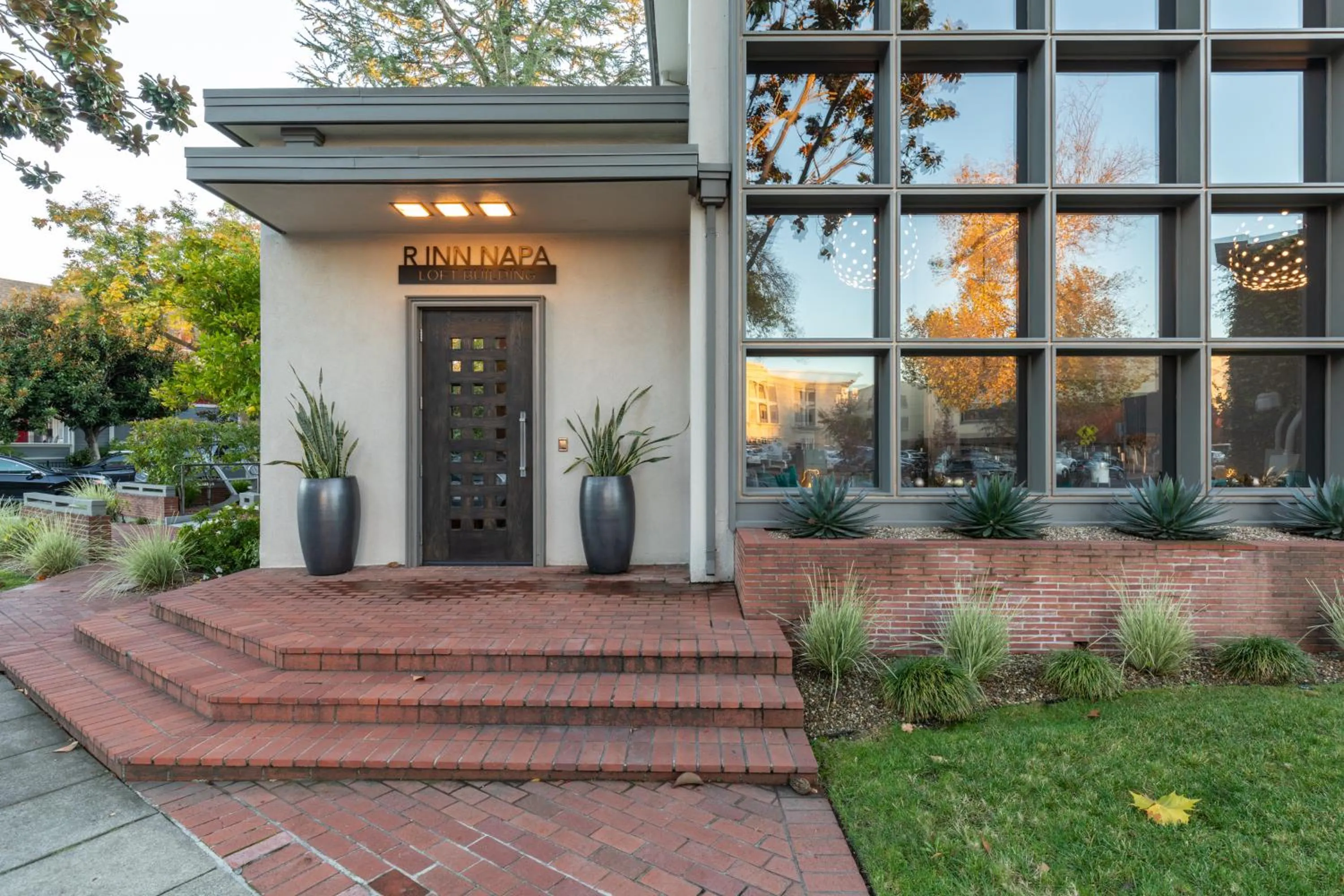 Facade/entrance in R Inn Napa
