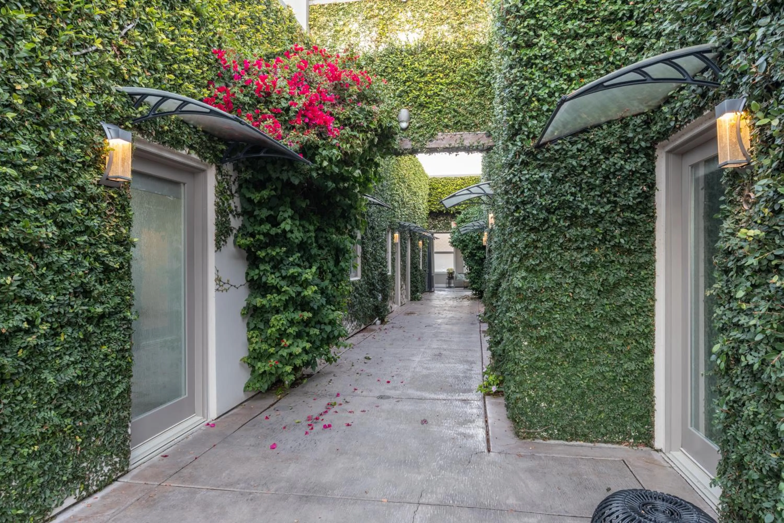 Inner courtyard view in R Inn Napa