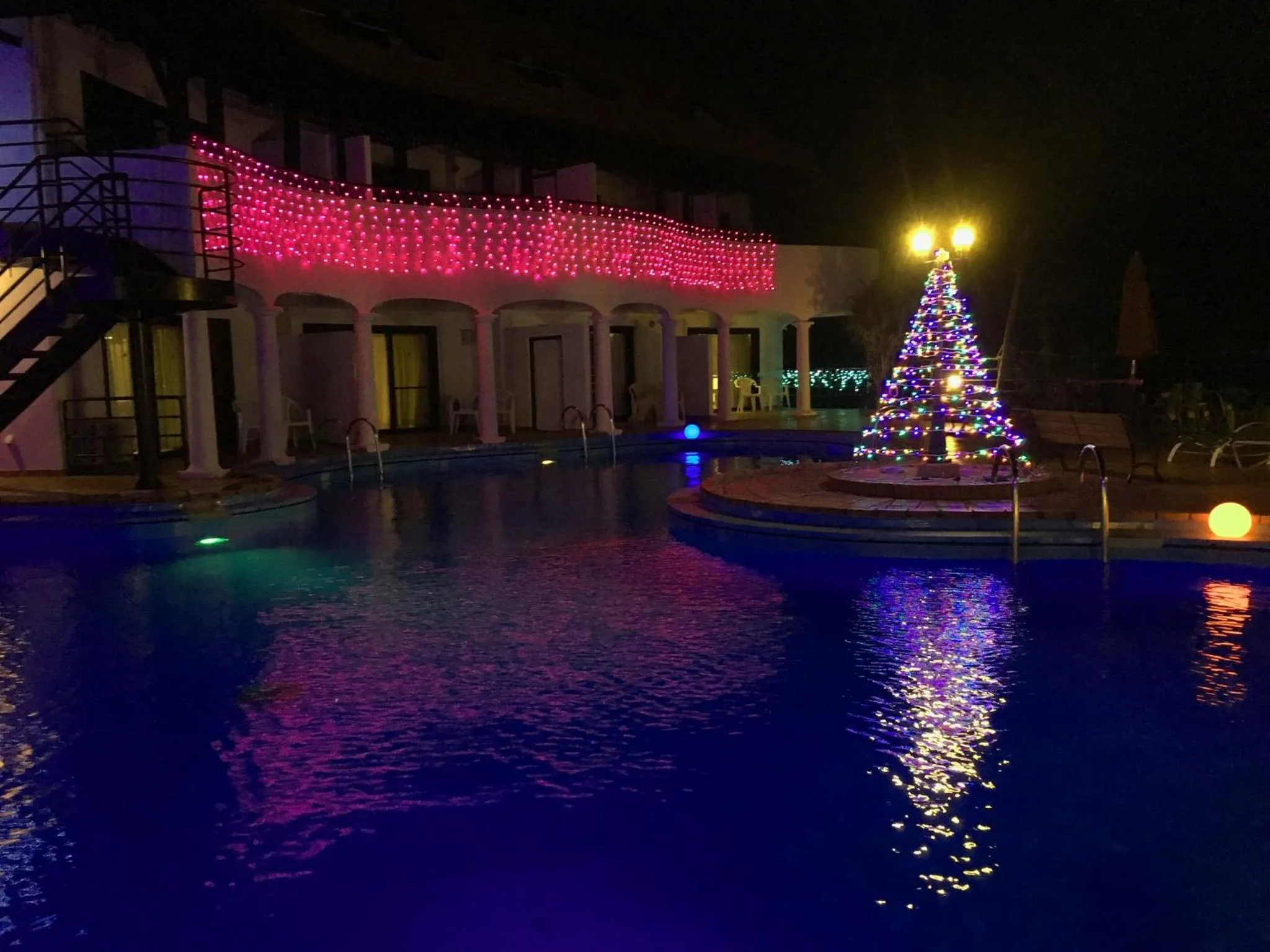 Winter in The Pool Resort Villa Hasta Manana