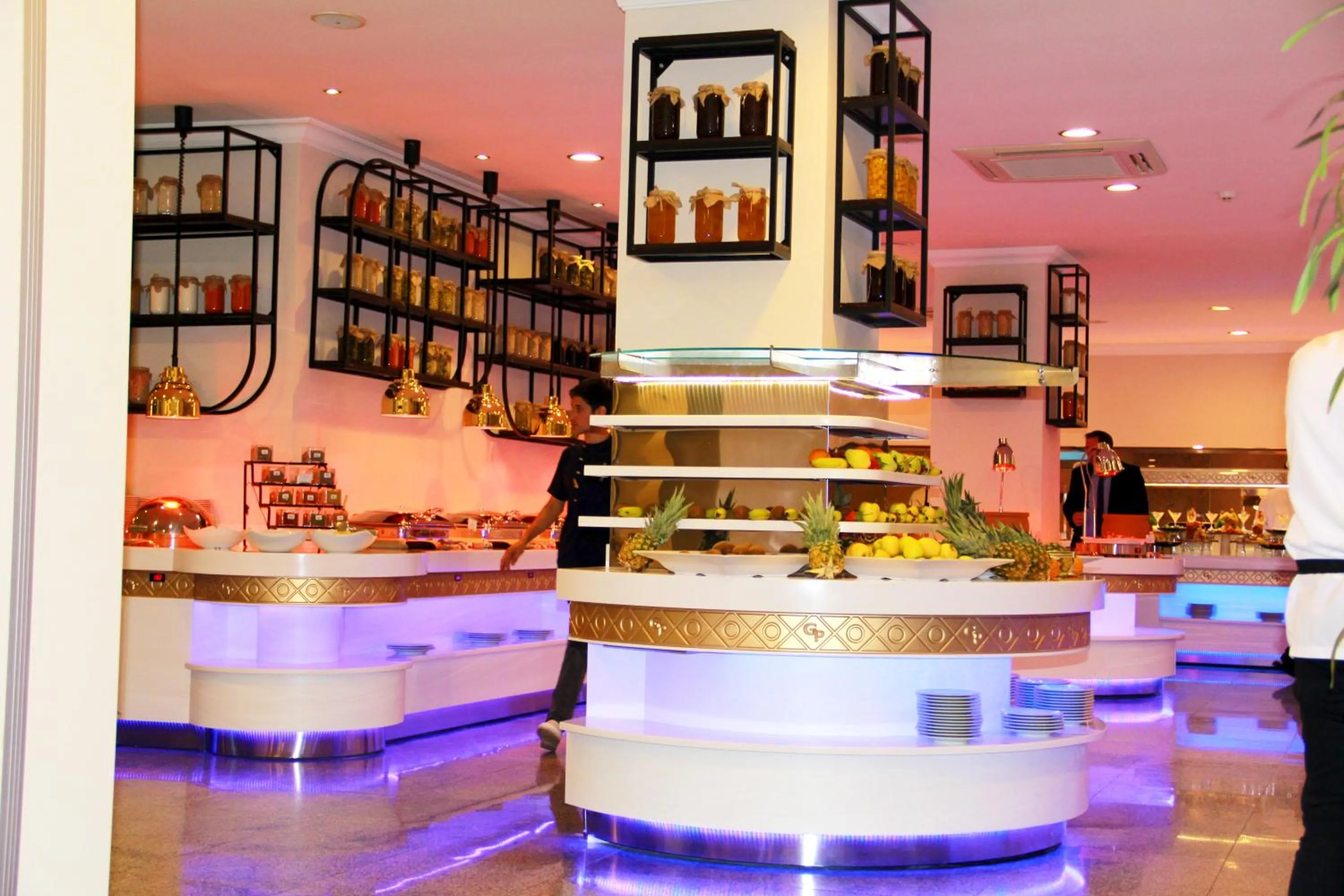 Restaurant/places to eat in Grand Pasa Hotel