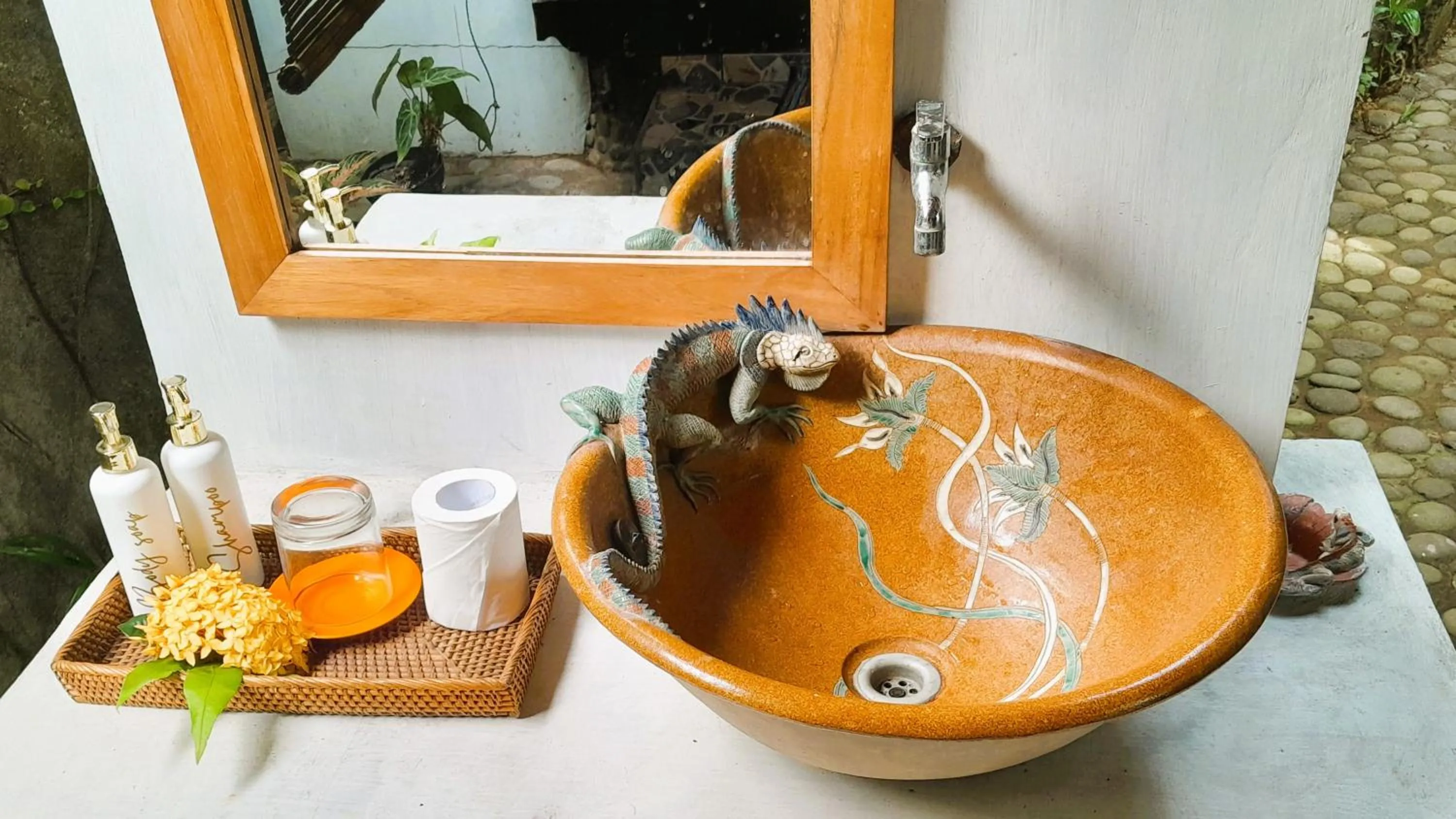 Toilet in Pondok Pisces Bungalows Balian Beach