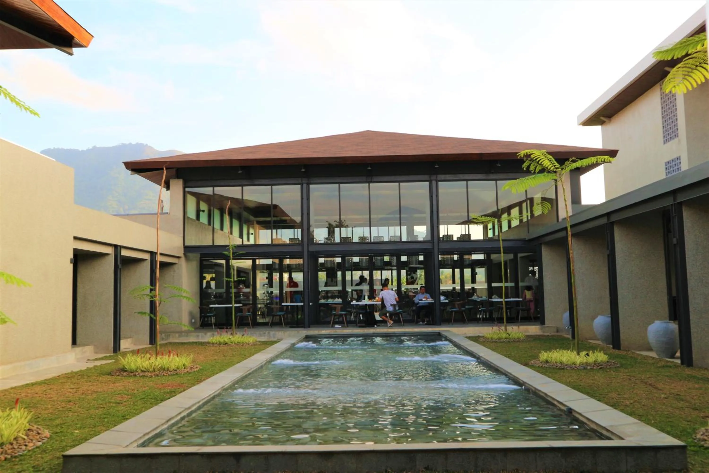 Restaurant/places to eat in Hotel Santika Premiere Garut