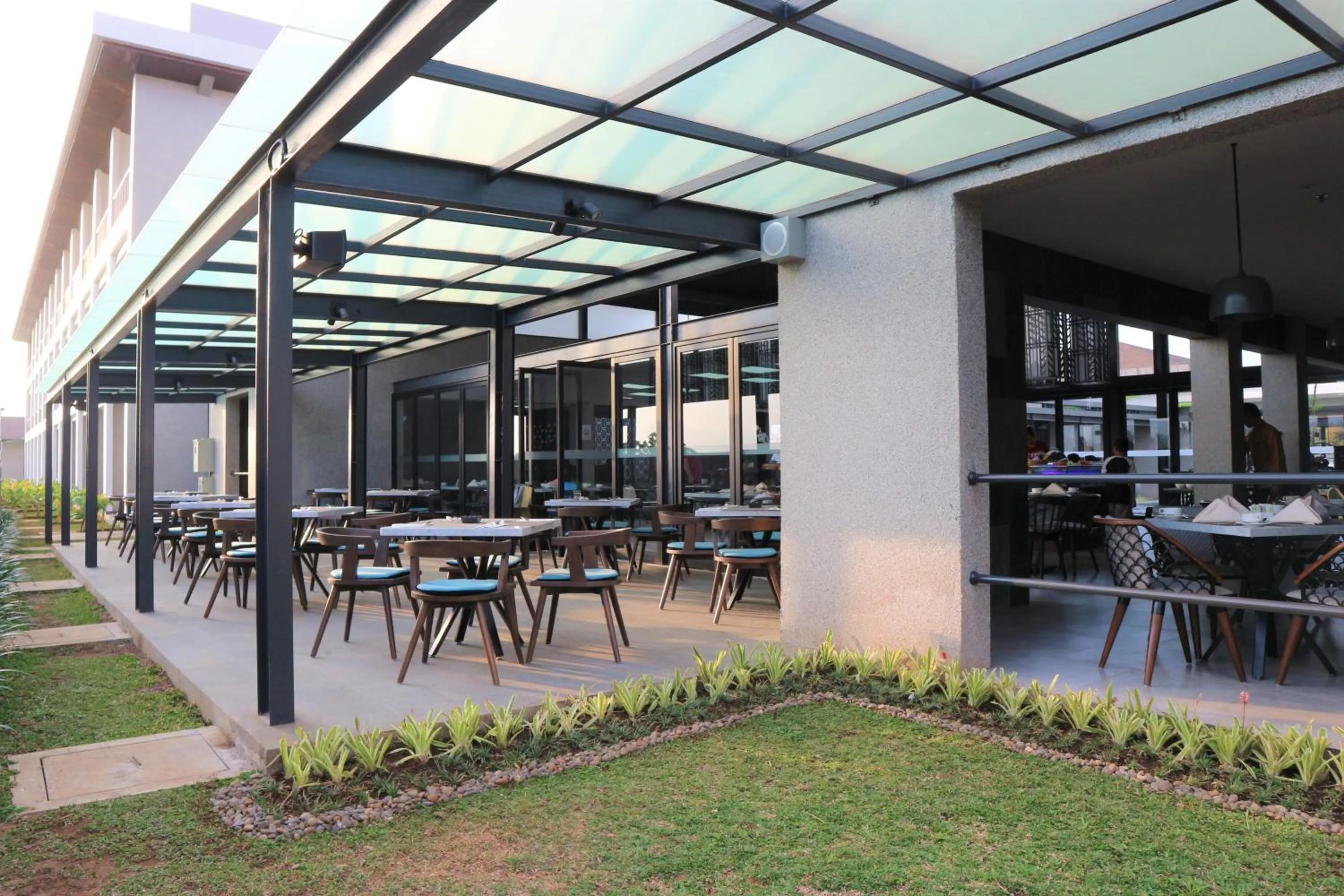 Restaurant/places to eat in Hotel Santika Premiere Garut