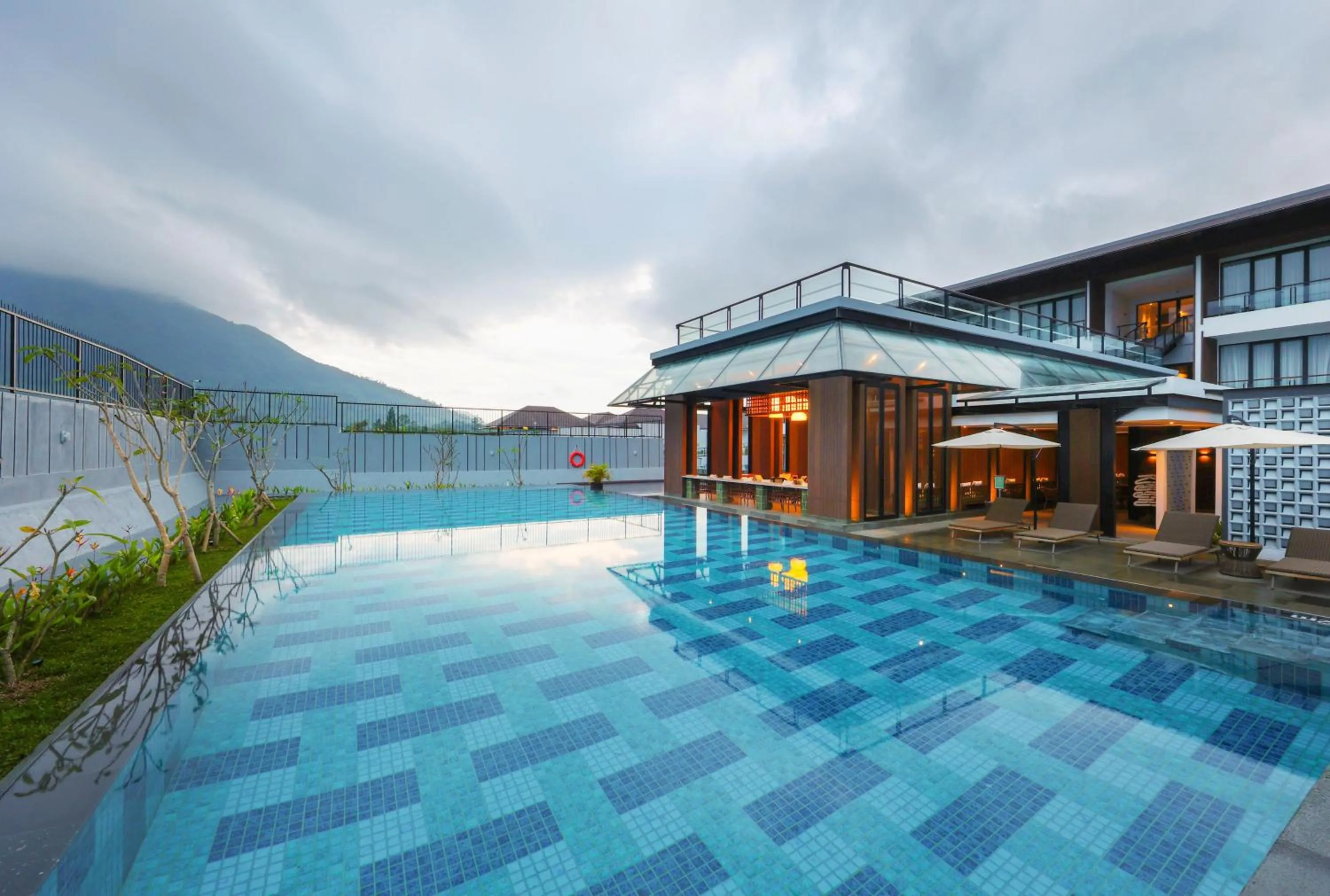 Swimming pool in Hotel Santika Premiere Garut