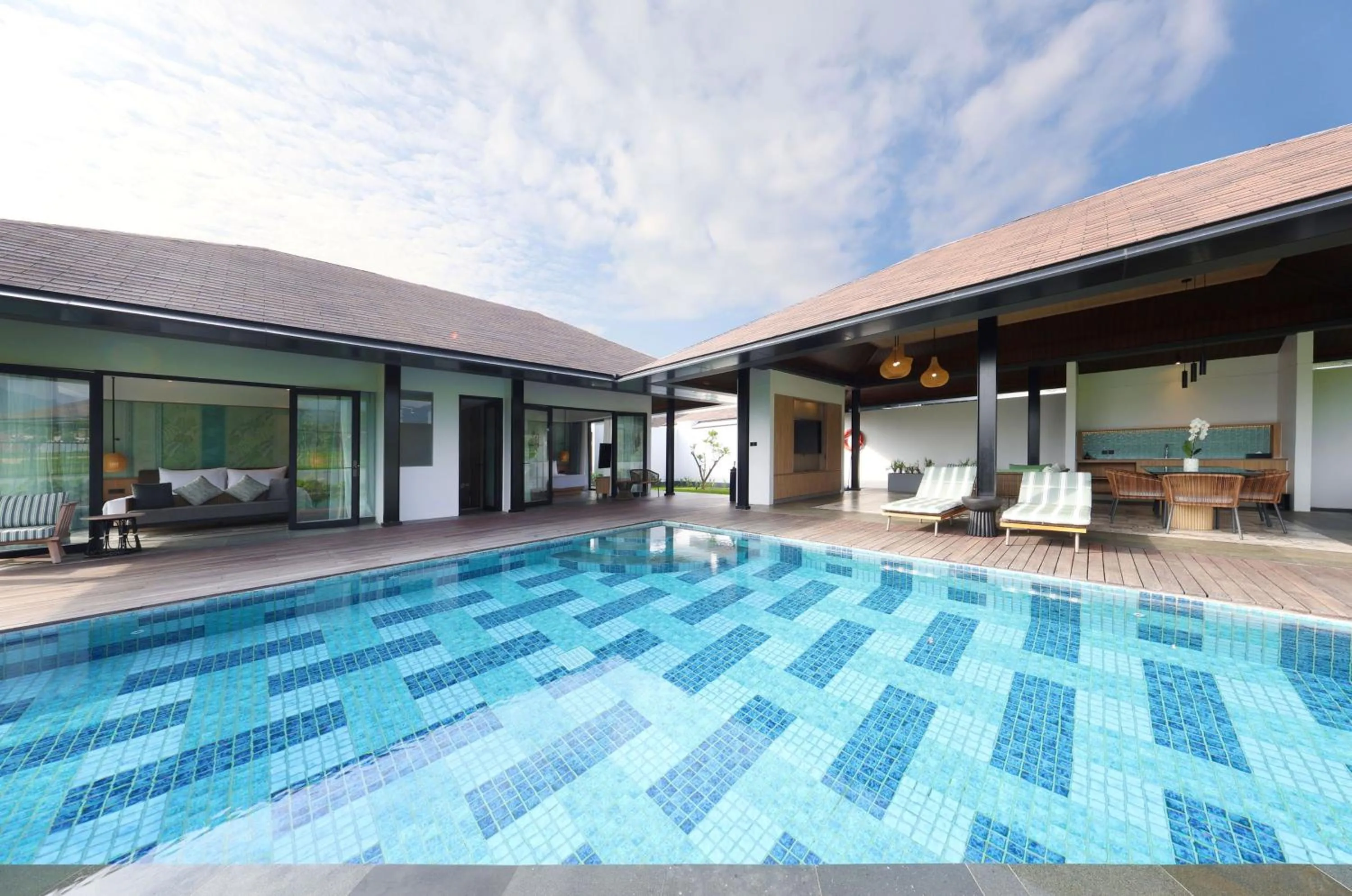 Swimming pool in Hotel Santika Premiere Garut