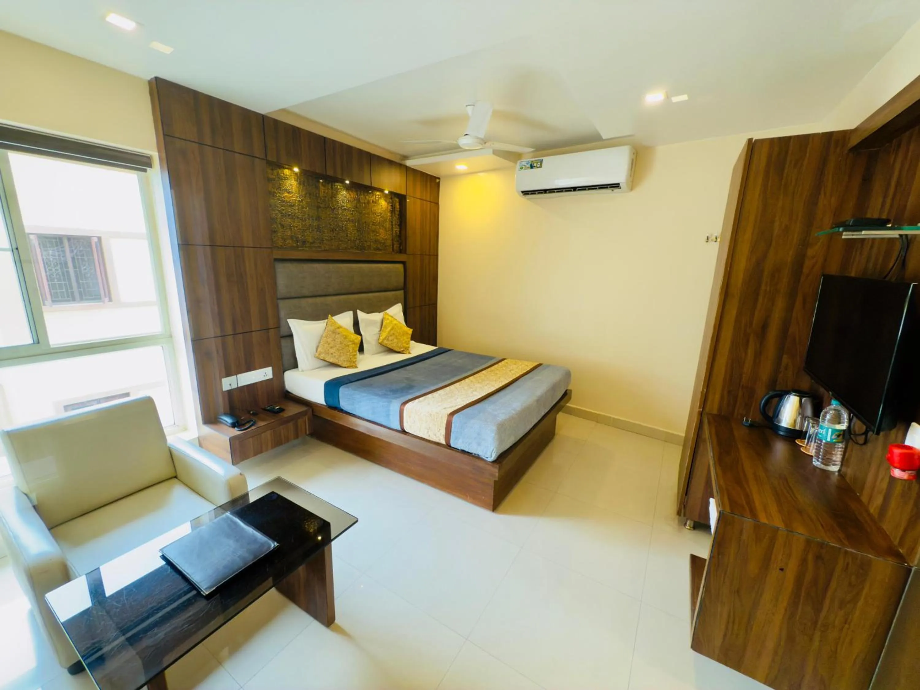 TV and multimedia, Bed in The Hydel Park - Business Class Hotel - Near Central Railway Station