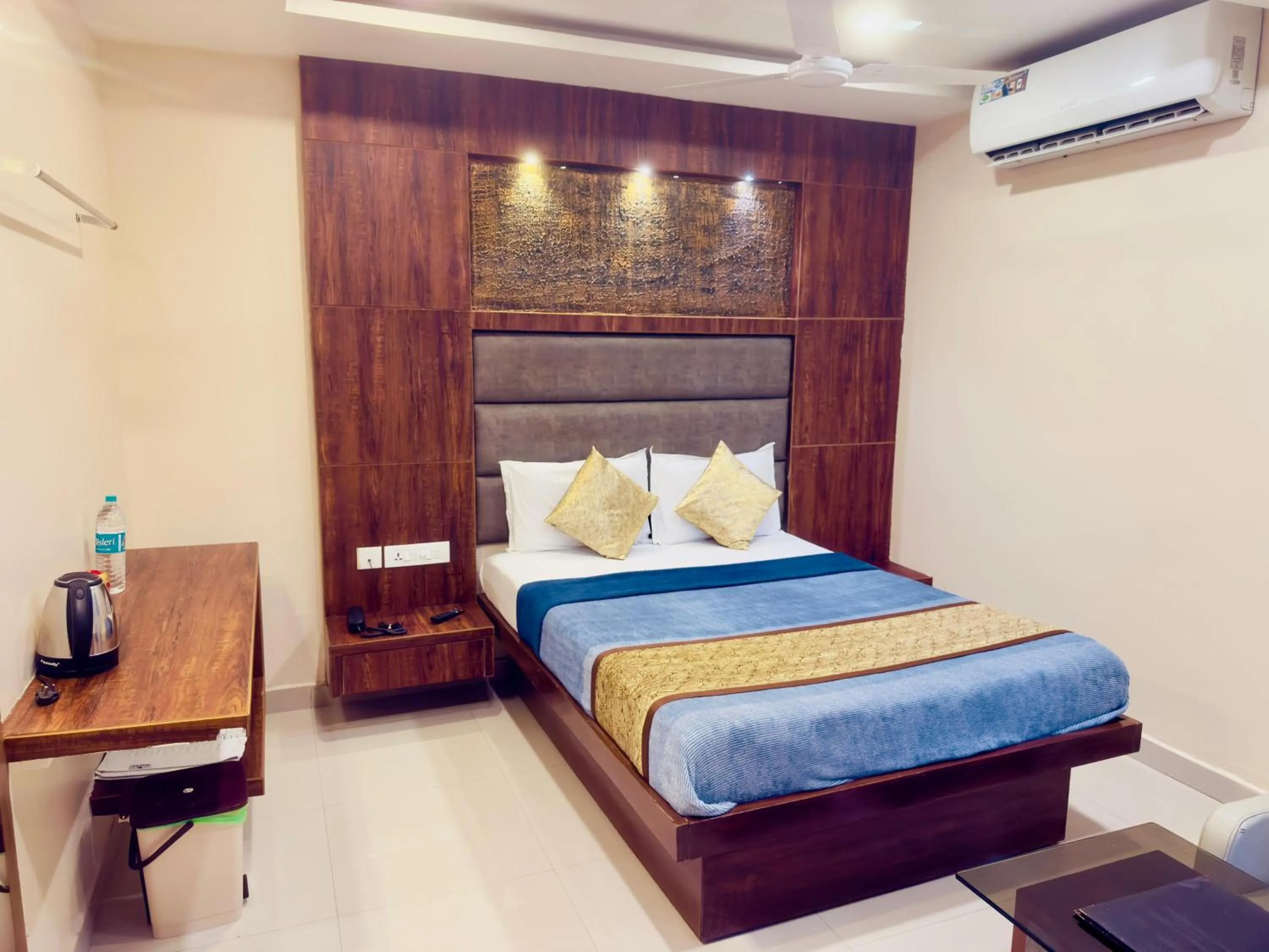 Bed in The Hydel Park - Business Class Hotel - Near Central Railway Station