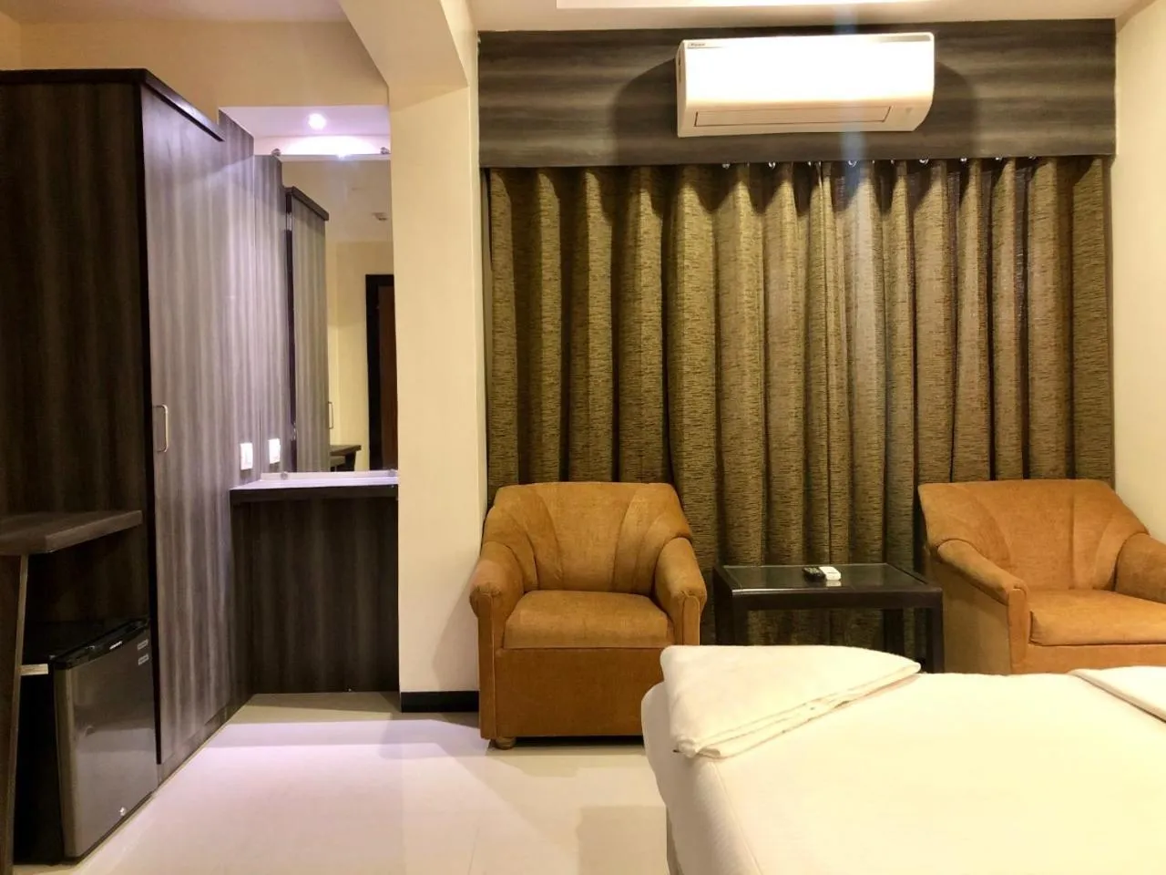 Living room, Bed in Hotel Avon Ruby Dadar