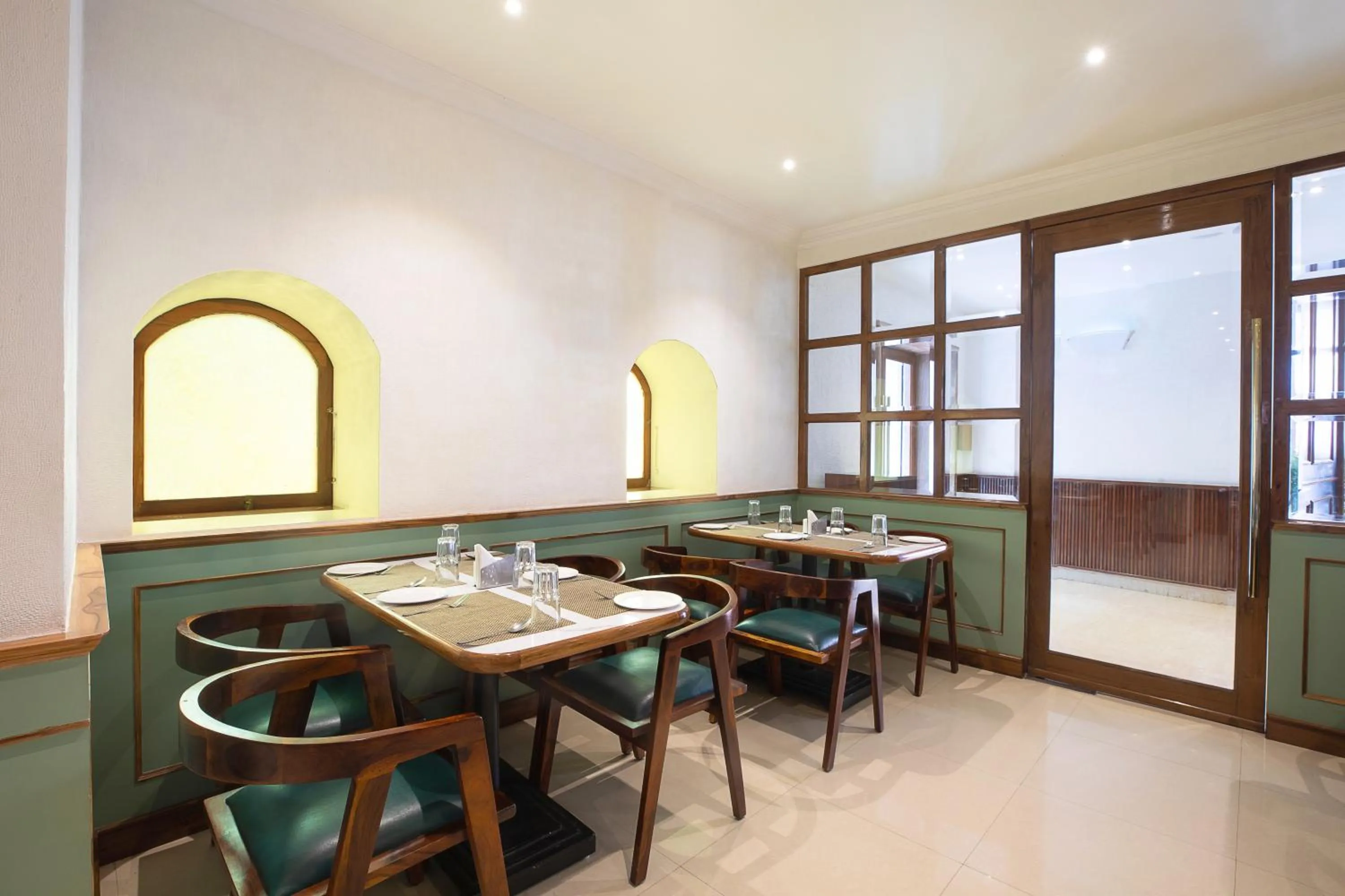 Restaurant/places to eat in Hotel Avon Ruby Dadar