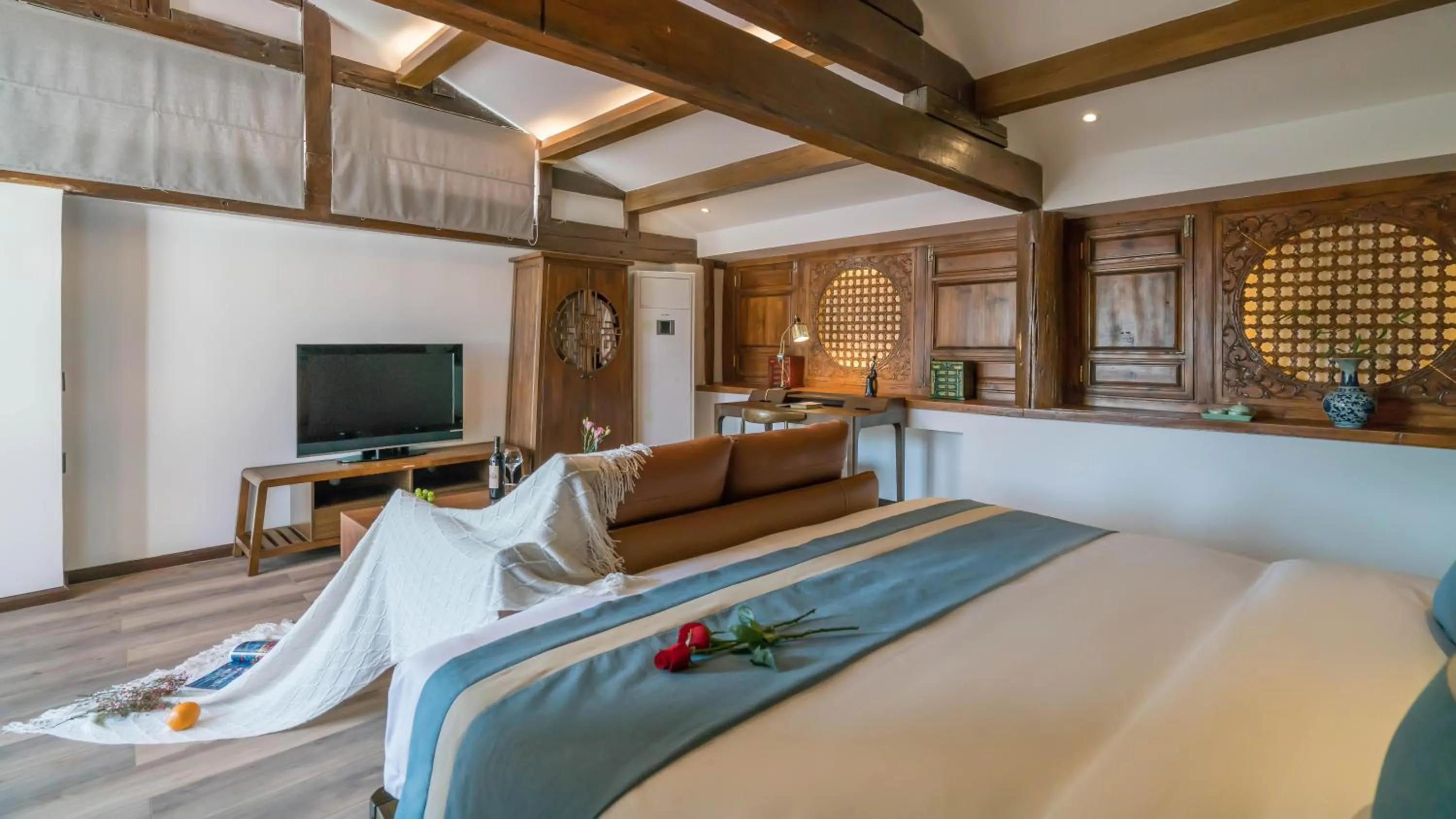 Photo of the whole room, Bed in Artistic-Suite