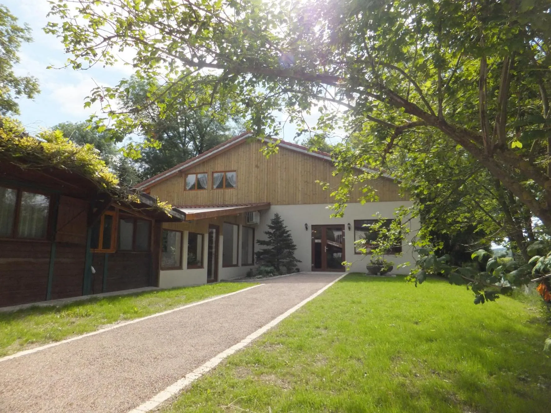 Facade/entrance in LOGIS Hôtel Le Chantoiseau