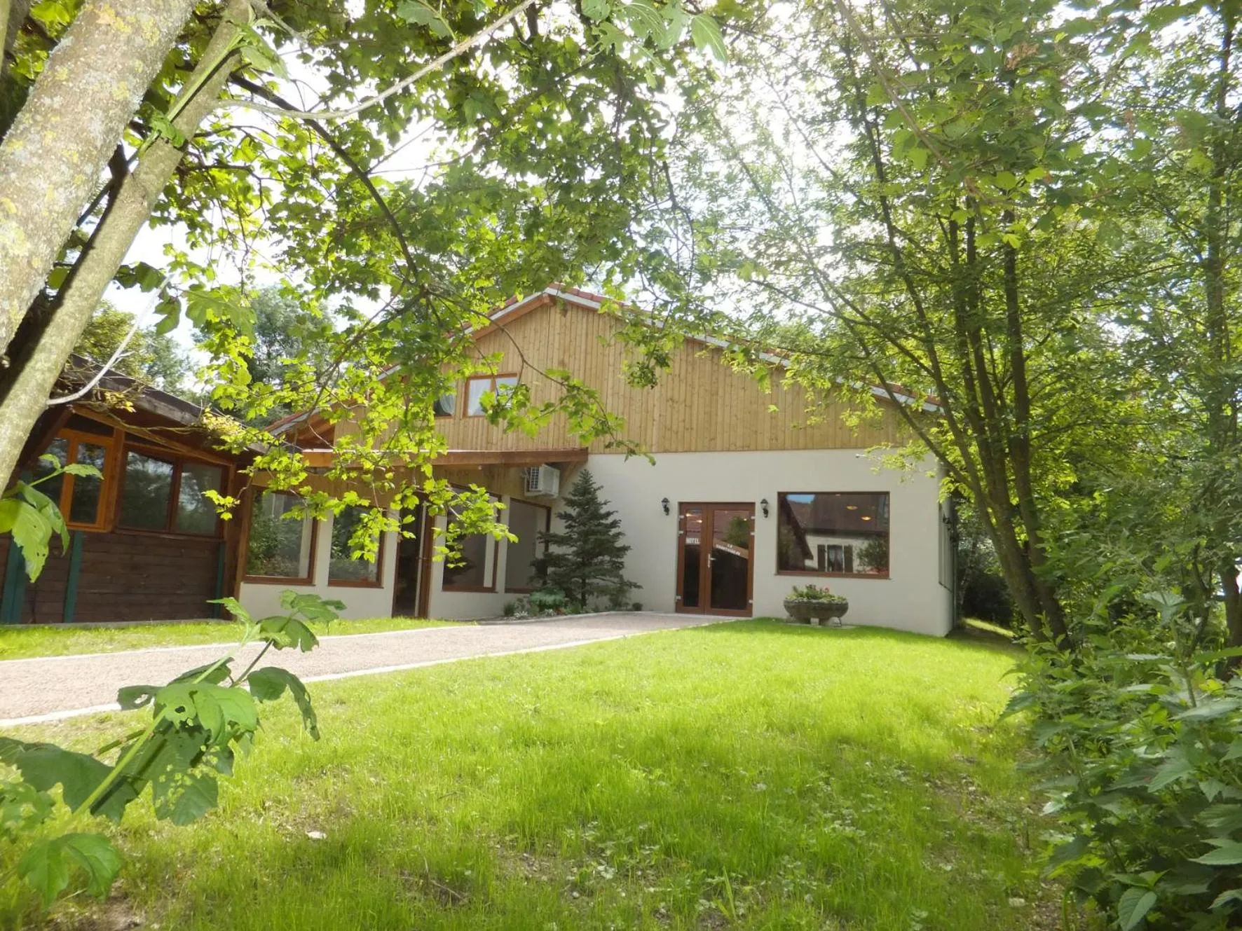 Facade/entrance in LOGIS Hôtel Le Chantoiseau