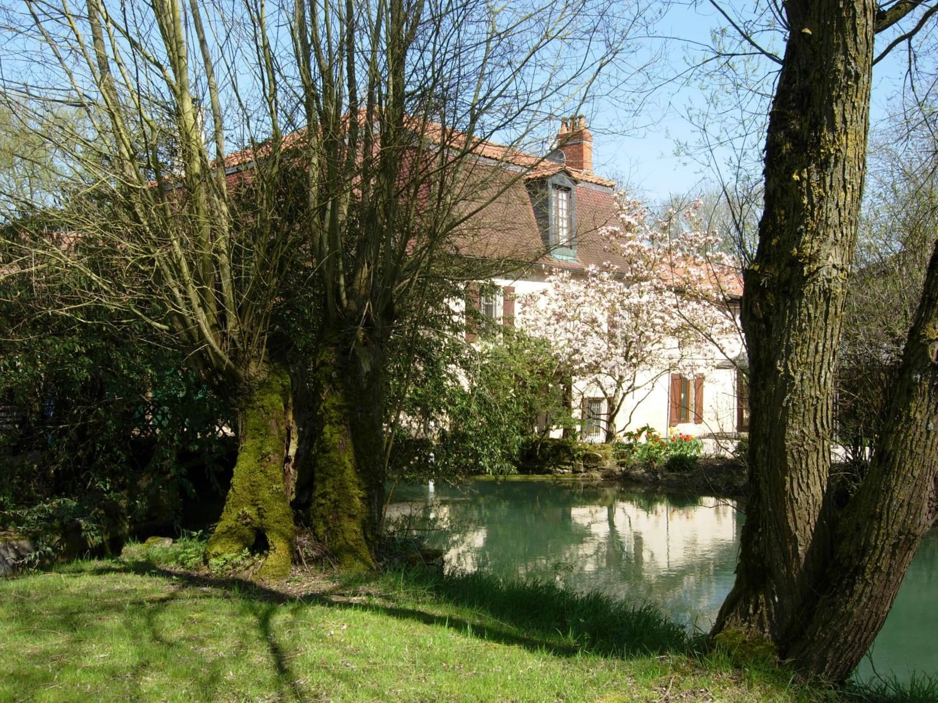 Property building in LOGIS Hôtel Le Chantoiseau