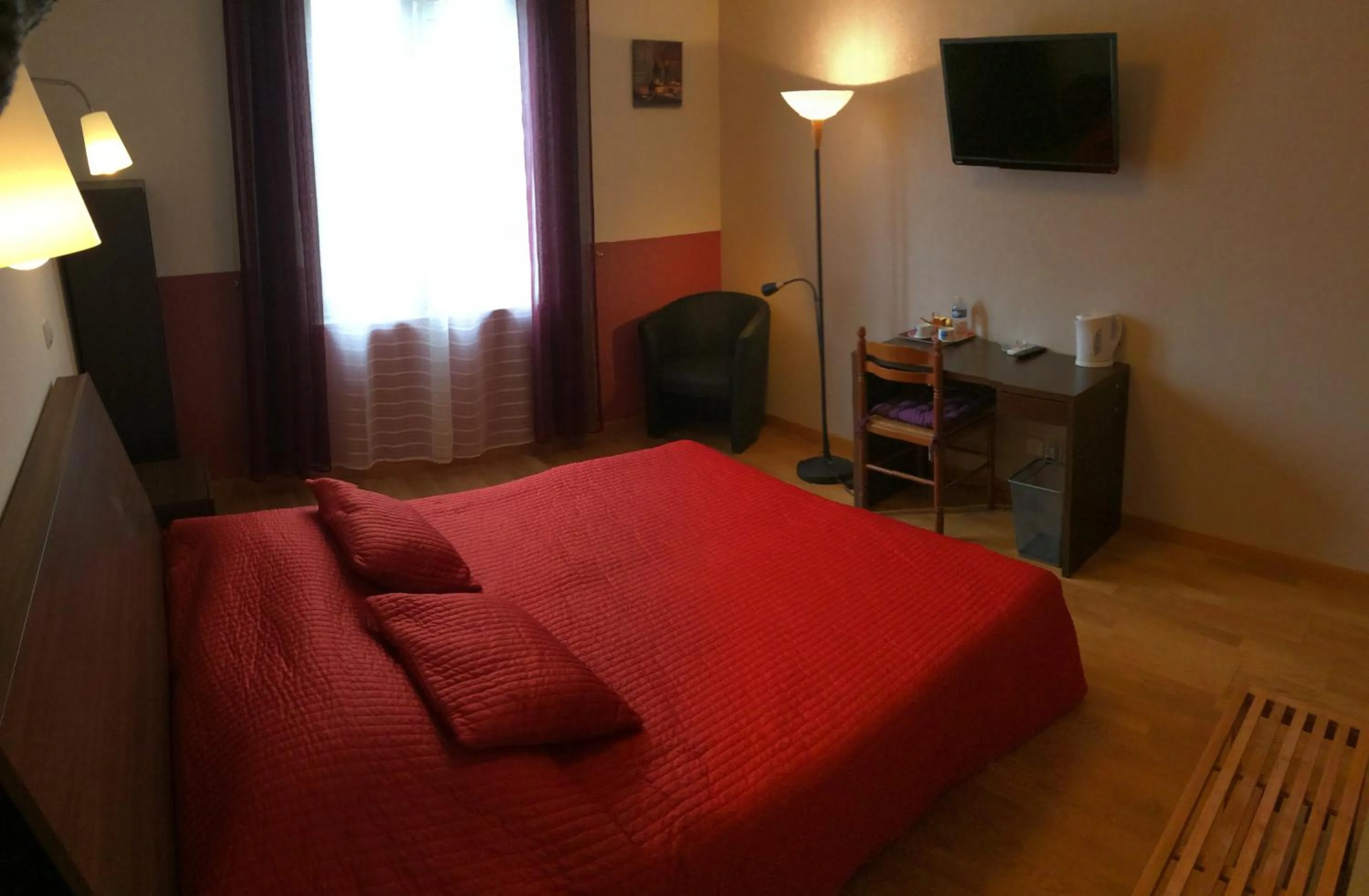 Bed in LOGIS Hôtel Le Chantoiseau