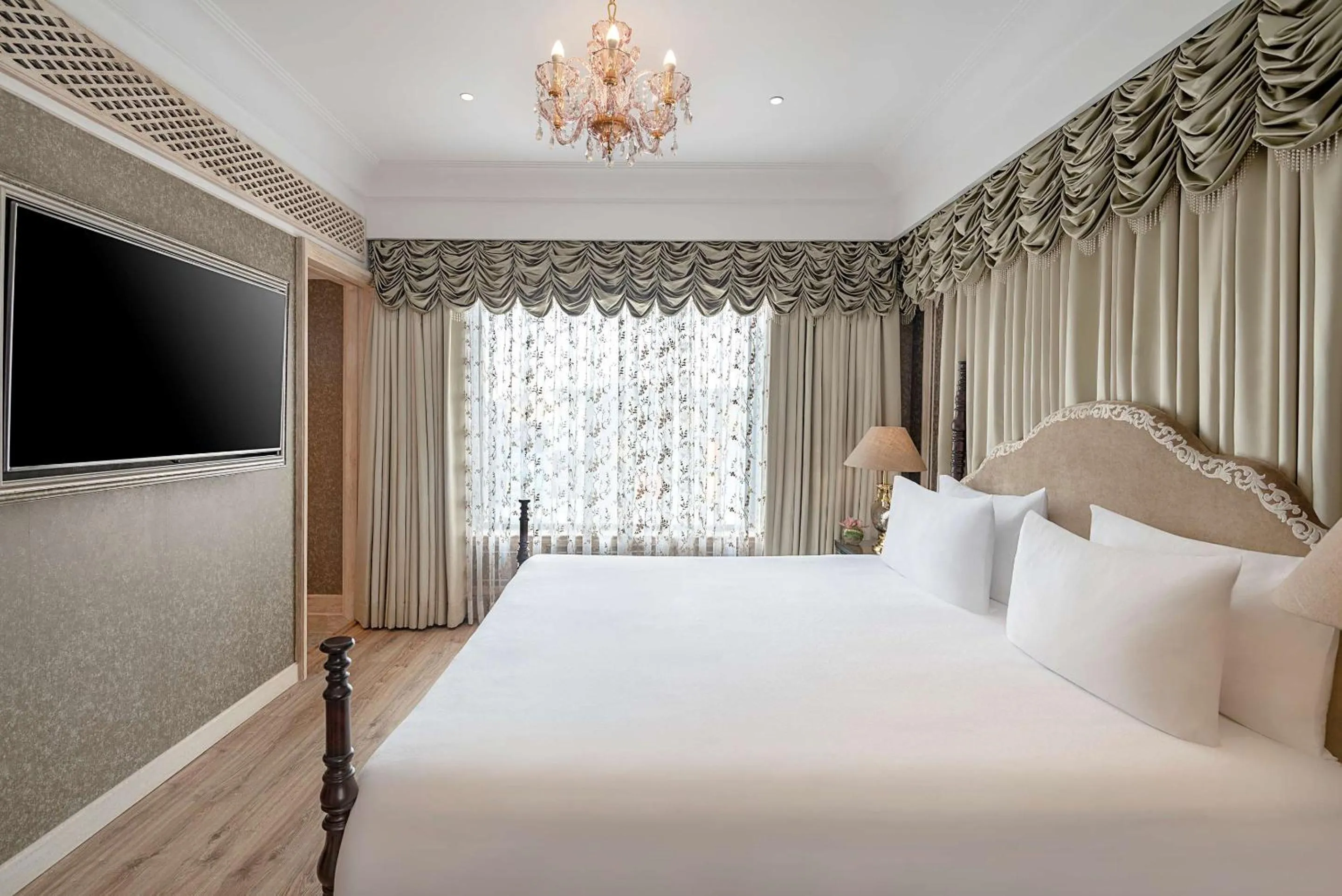 Bedroom, Bed in Radisson Blu MBD Hotel Noida