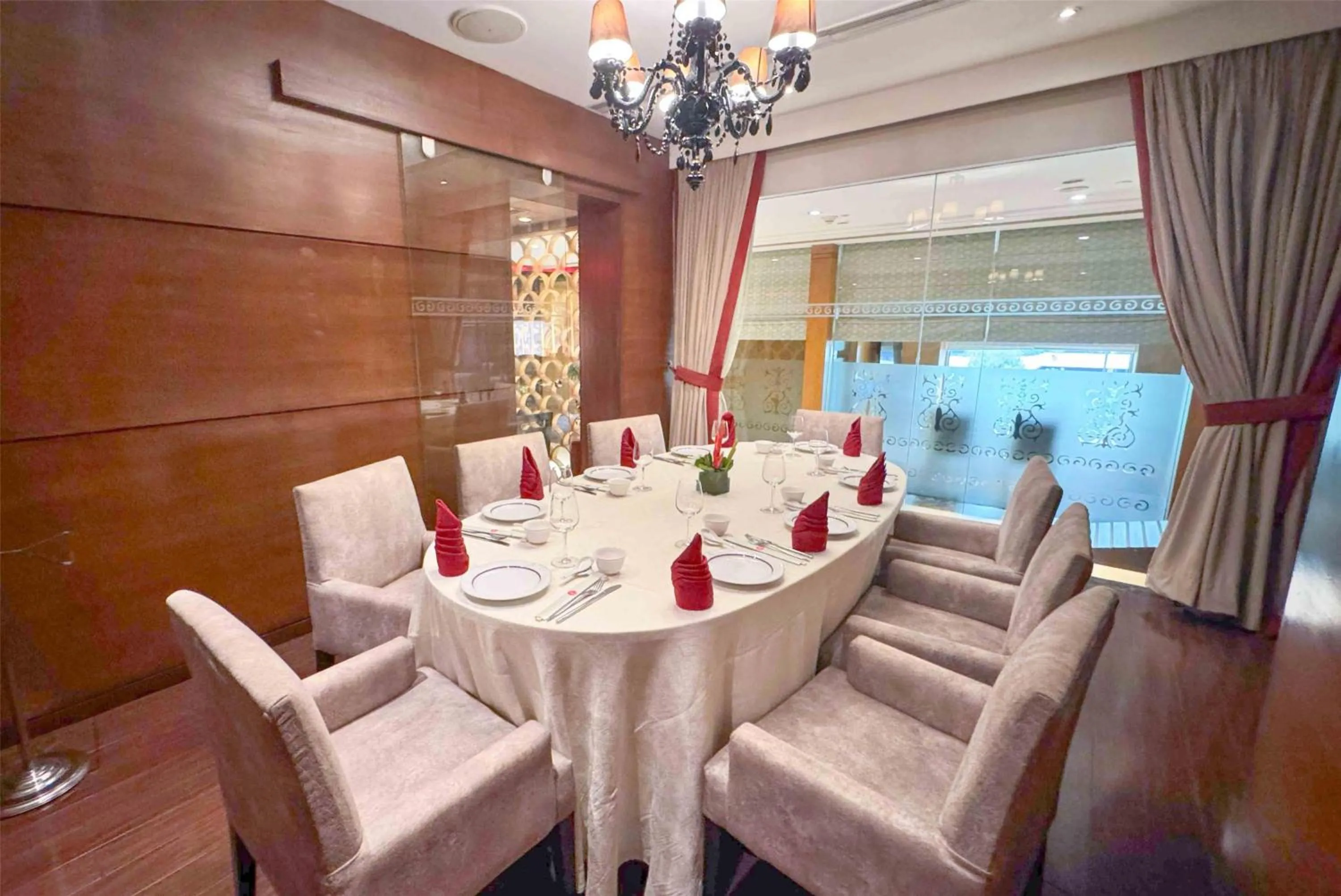 Restaurant/places to eat in Radisson Blu MBD Hotel Noida