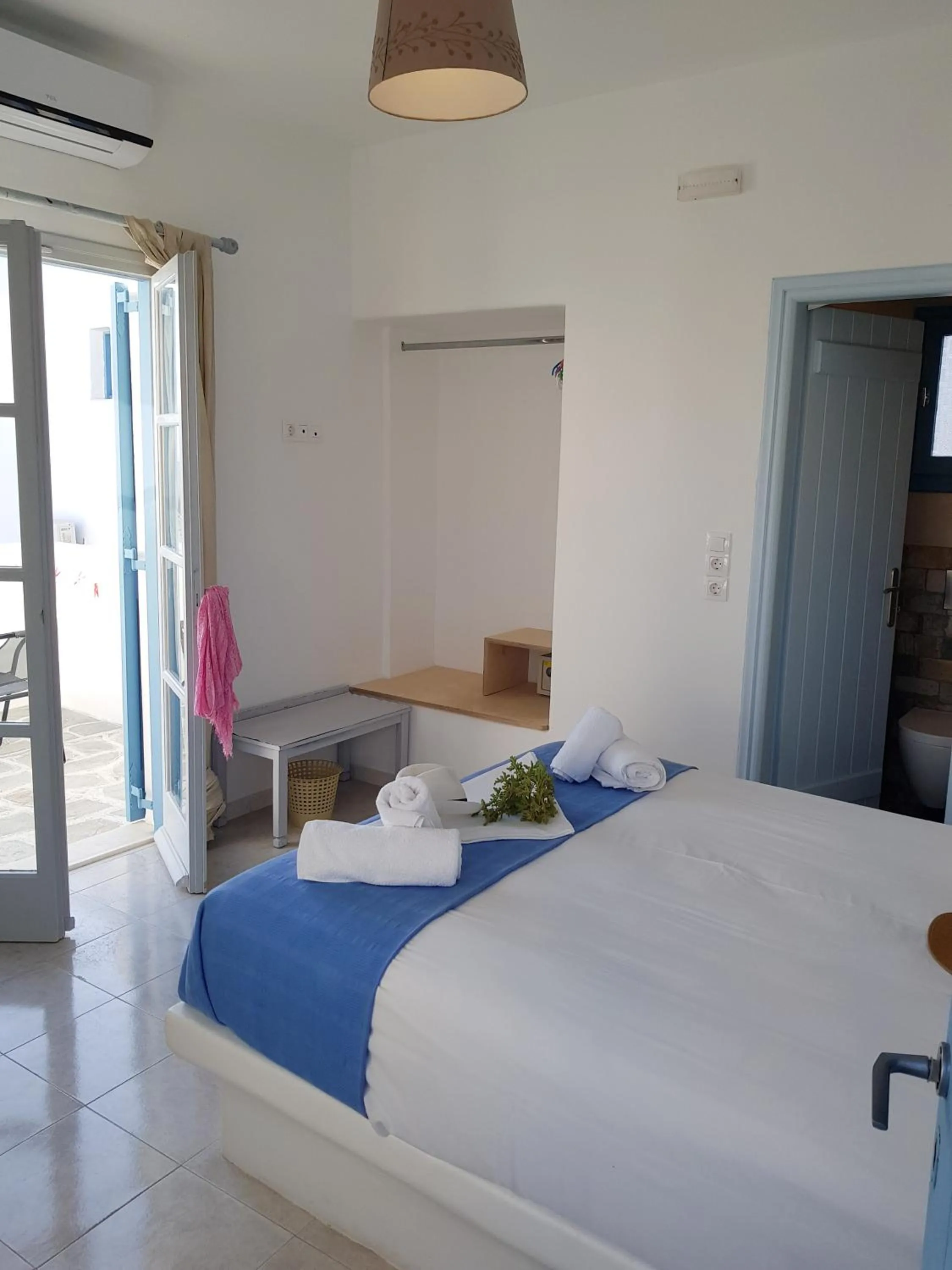 Bed in Glaros Hotel (By The Sea)