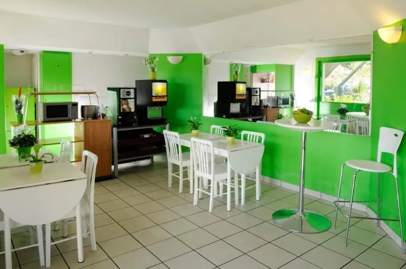 Restaurant/places to eat in Lemon Hôtel Avignon Rochefort