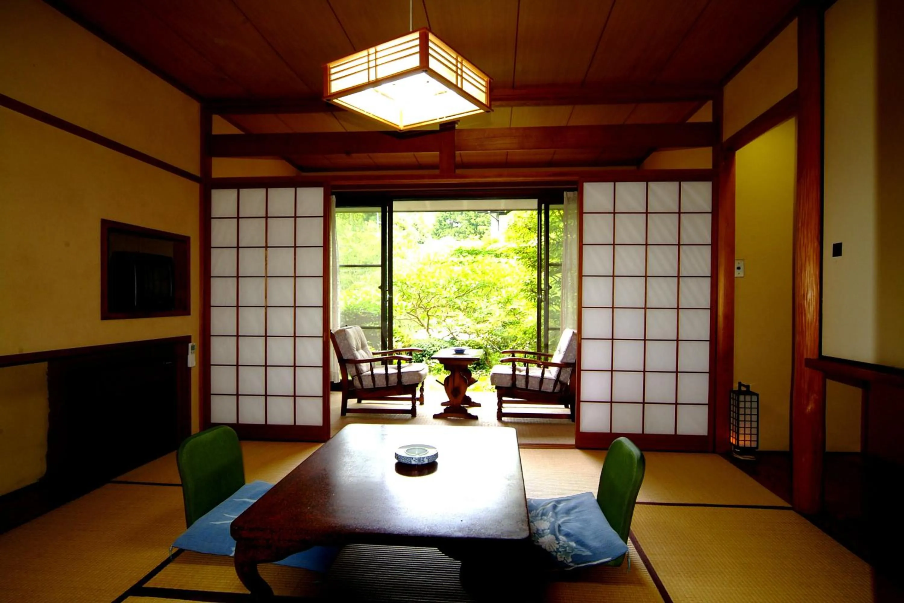 Photo of the whole room in Mitake