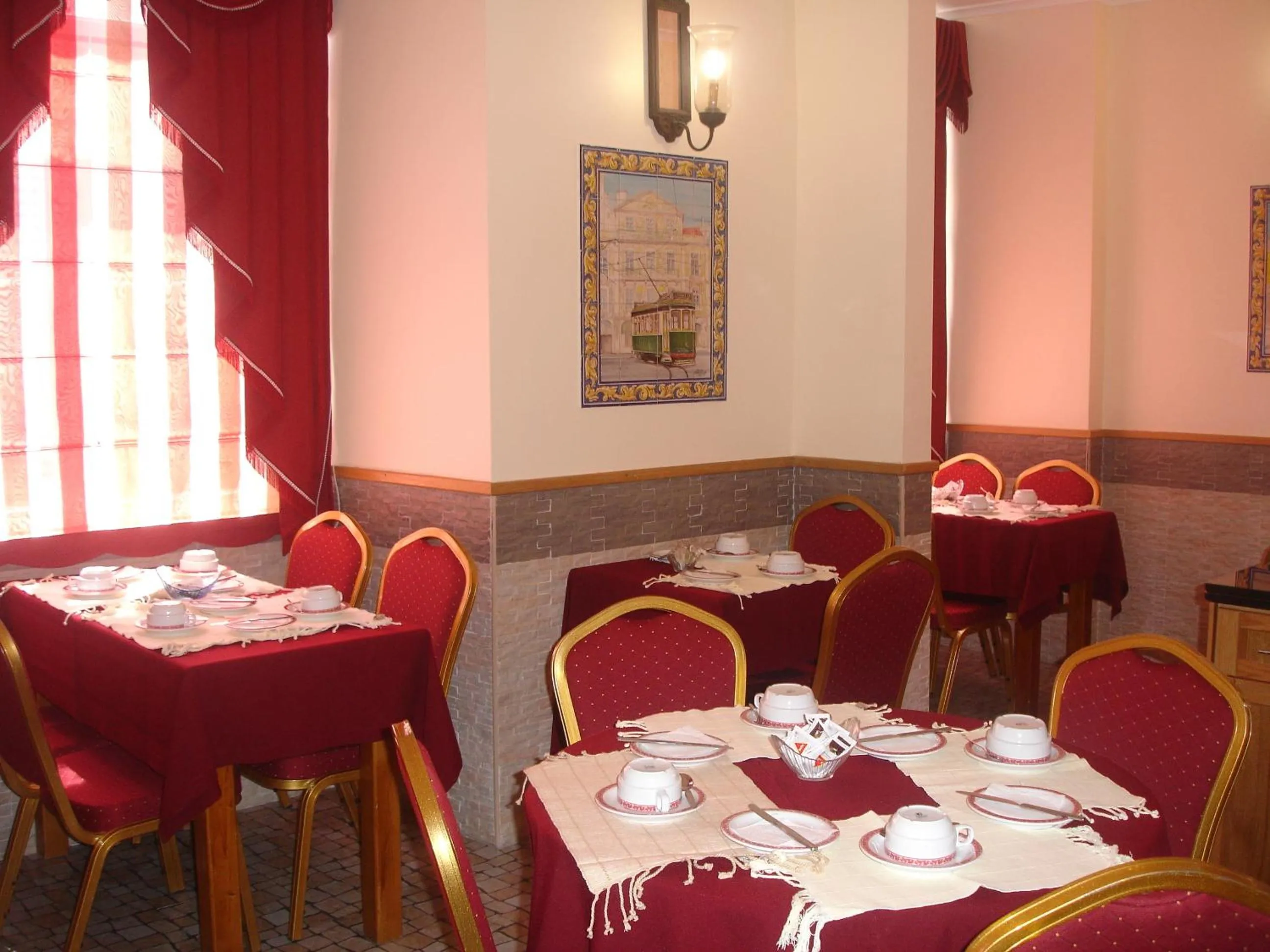 Restaurant/places to eat in Grande Pensao Residencial Alcobia