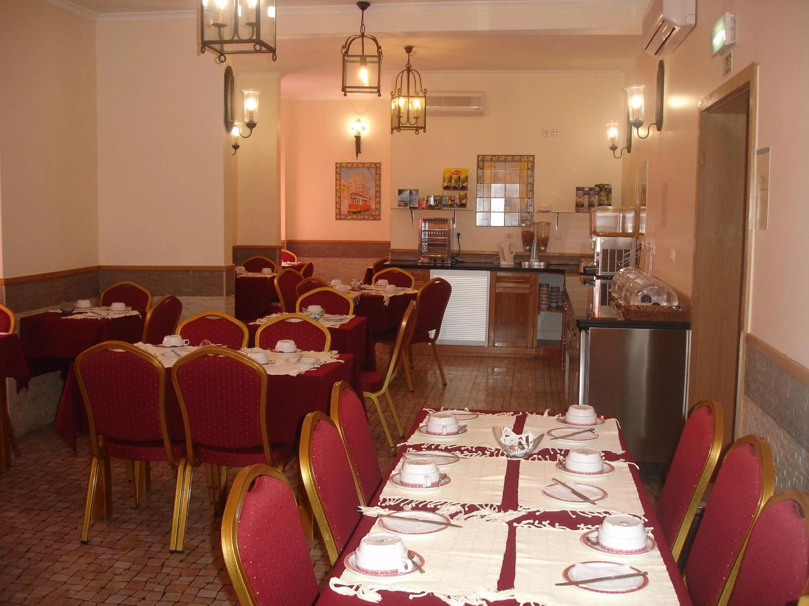 Restaurant/places to eat in Grande Pensao Residencial Alcobia