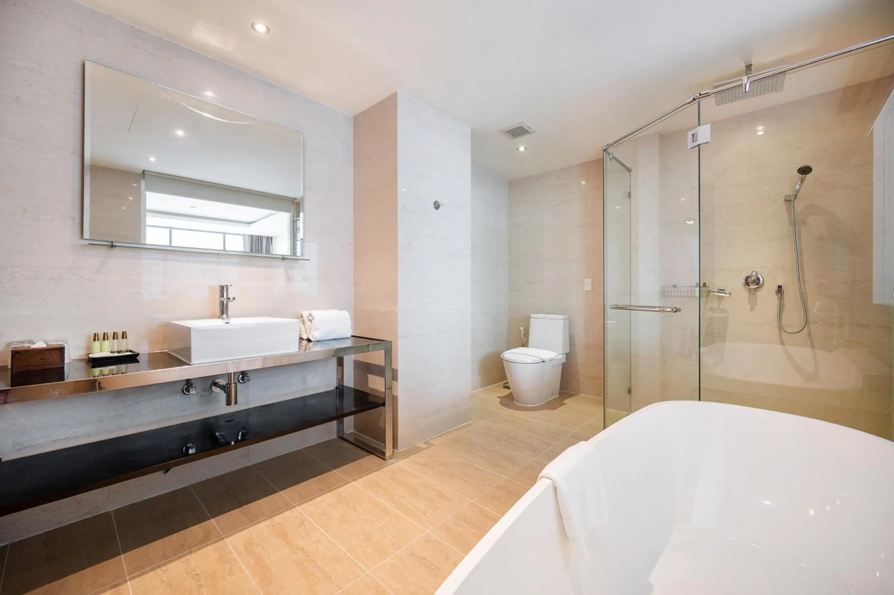 Shower, Bed in Hotel Mermaid Bangkok