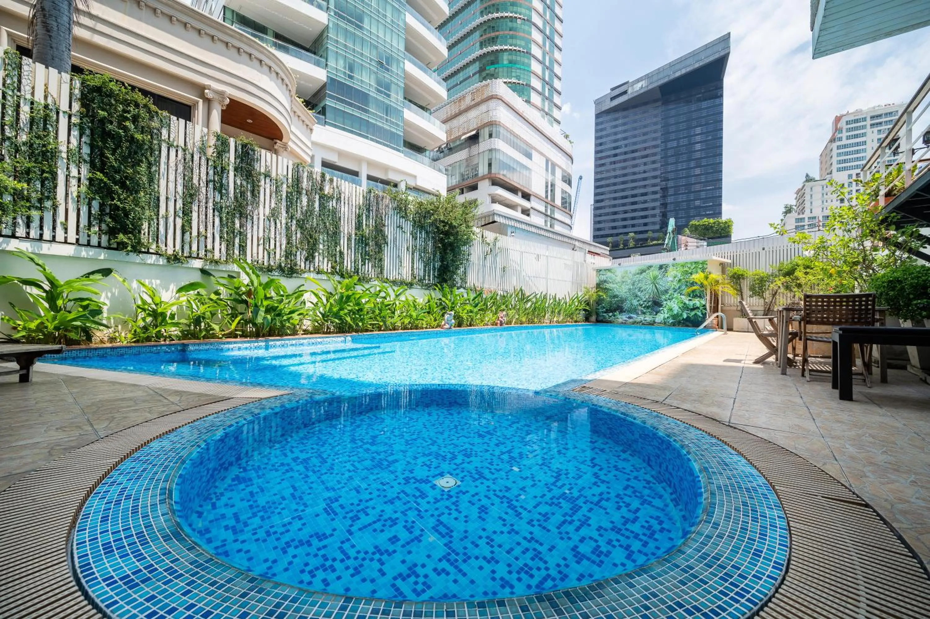 Swimming pool in Hotel Mermaid Bangkok