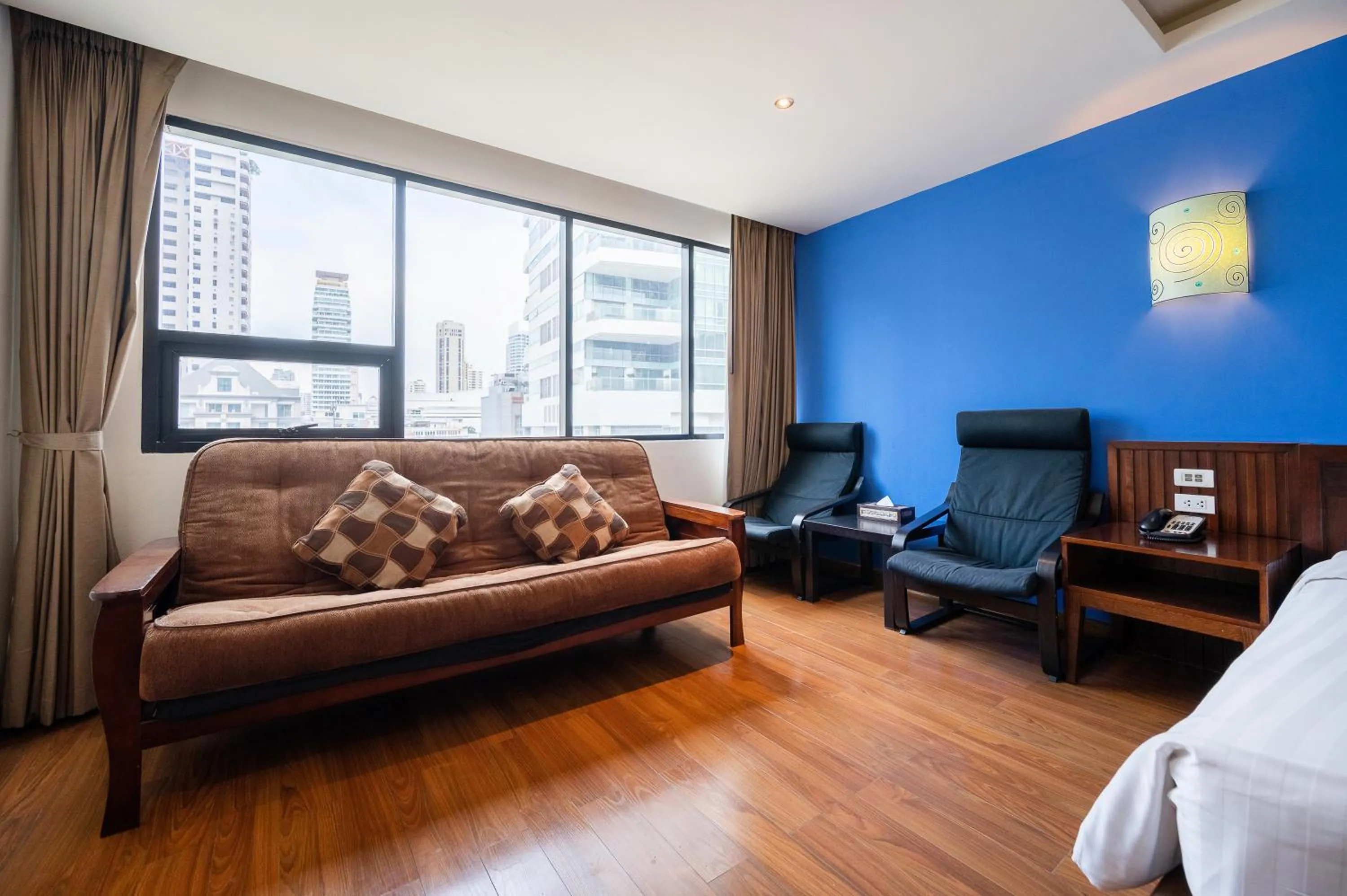 Seating area, Bed in Hotel Mermaid Bangkok
