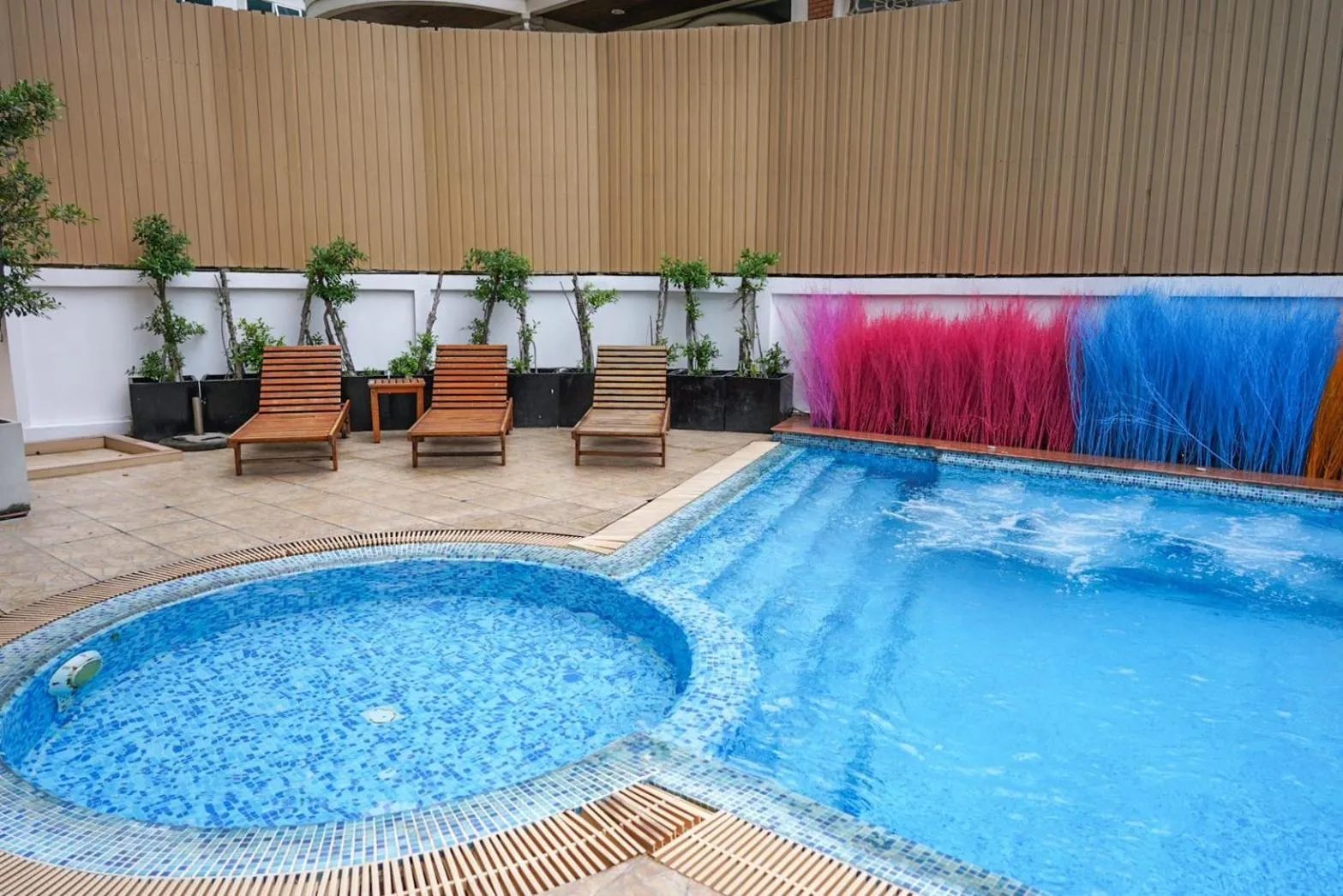 Swimming pool in Hotel Mermaid Bangkok