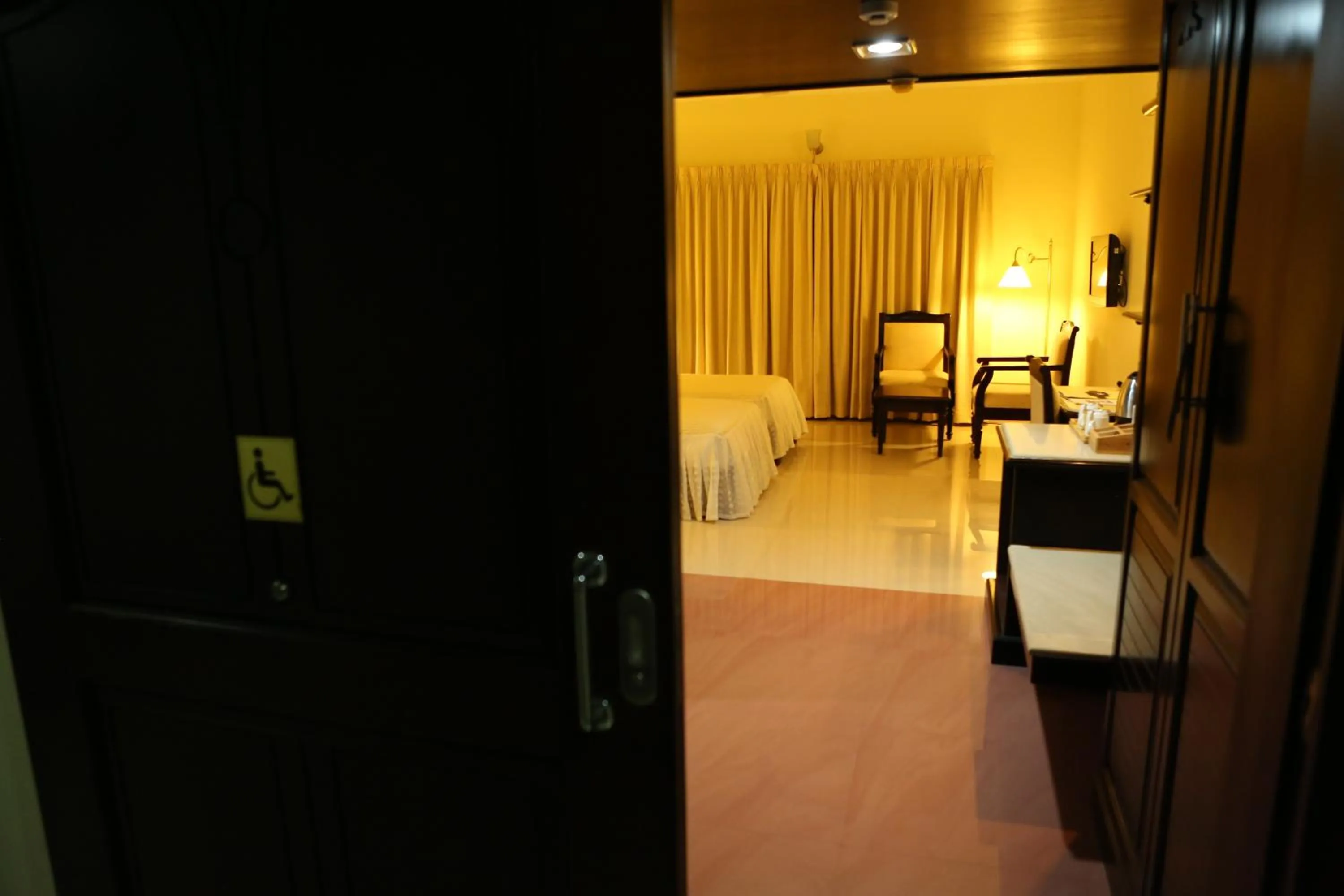 Photo of the whole room, Bed in Hotel Airlink Castle