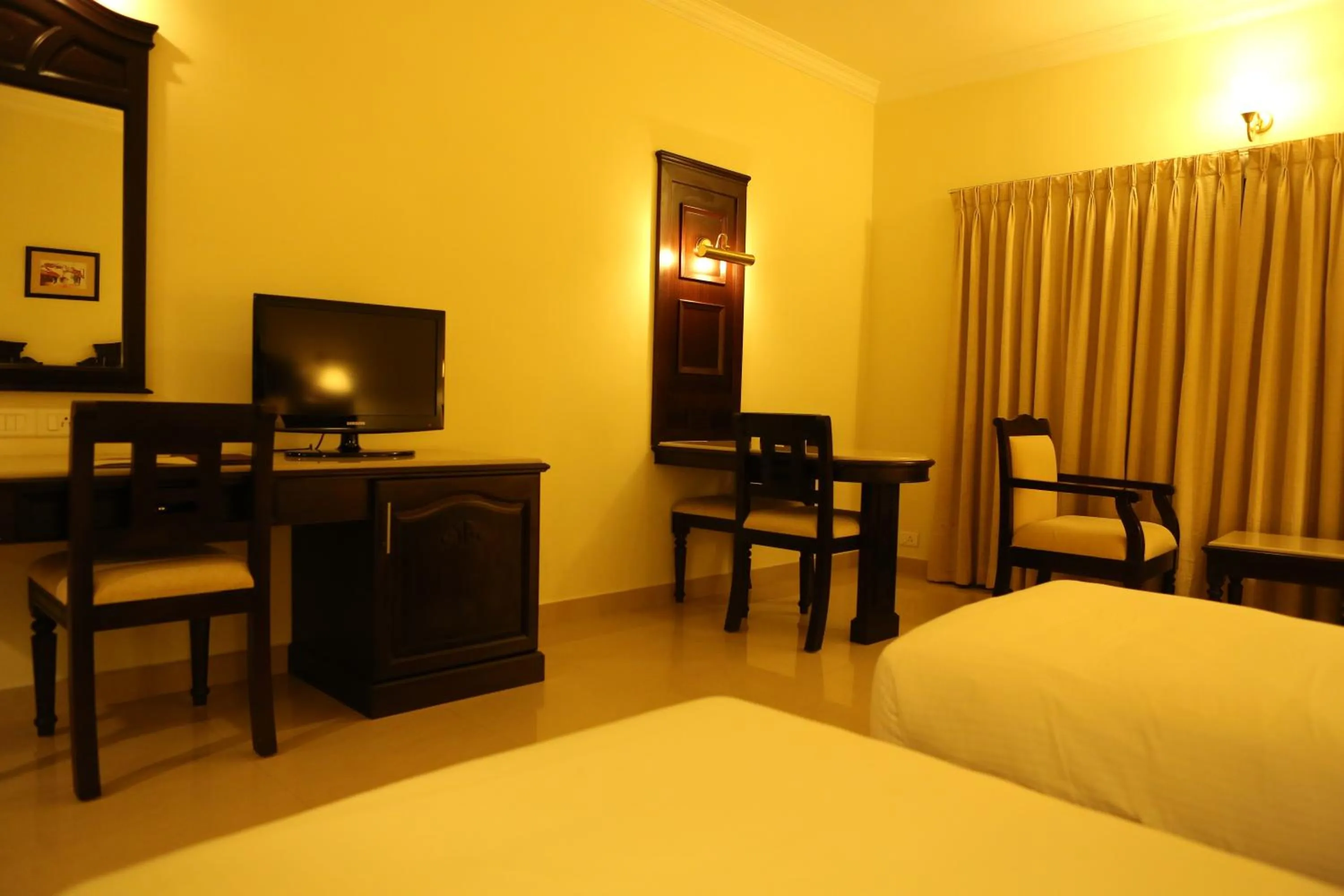 Photo of the whole room, Bed in Hotel Airlink Castle